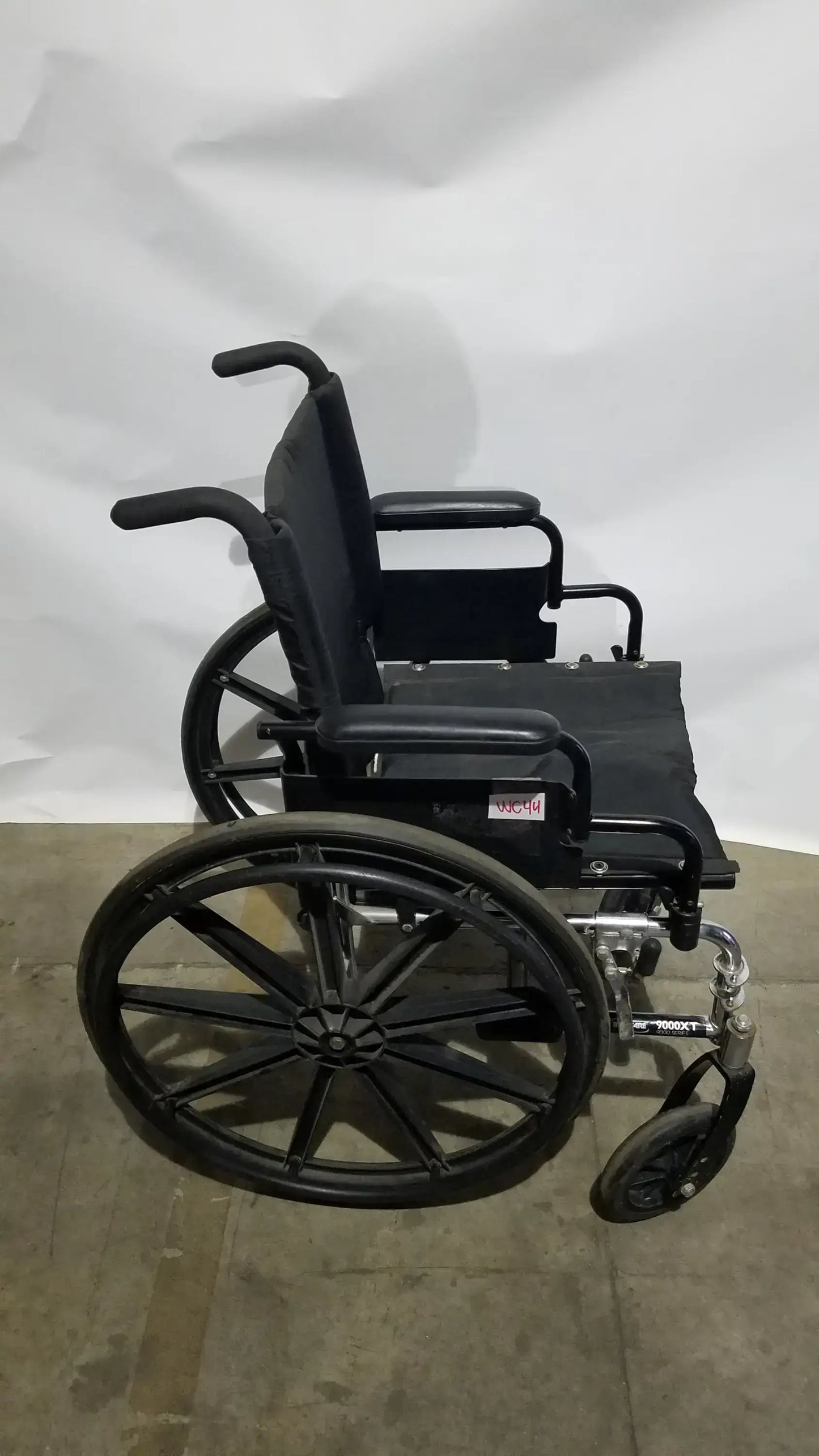 Reuse Medical Equipment Invacare 9000 XT Manual Wheelchair Folding Heavy Duty Mobility Medical Chair Wheelchairs, second-hand product photo 1