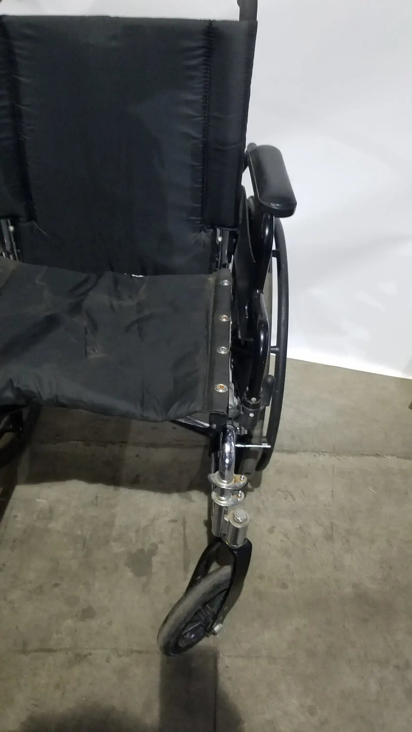 Reuse Medical Equipment Invacare 9000 XT Manual Wheelchair Folding Heavy Duty Mobility Medical Chair Wheelchairs, second-hand product photo 14