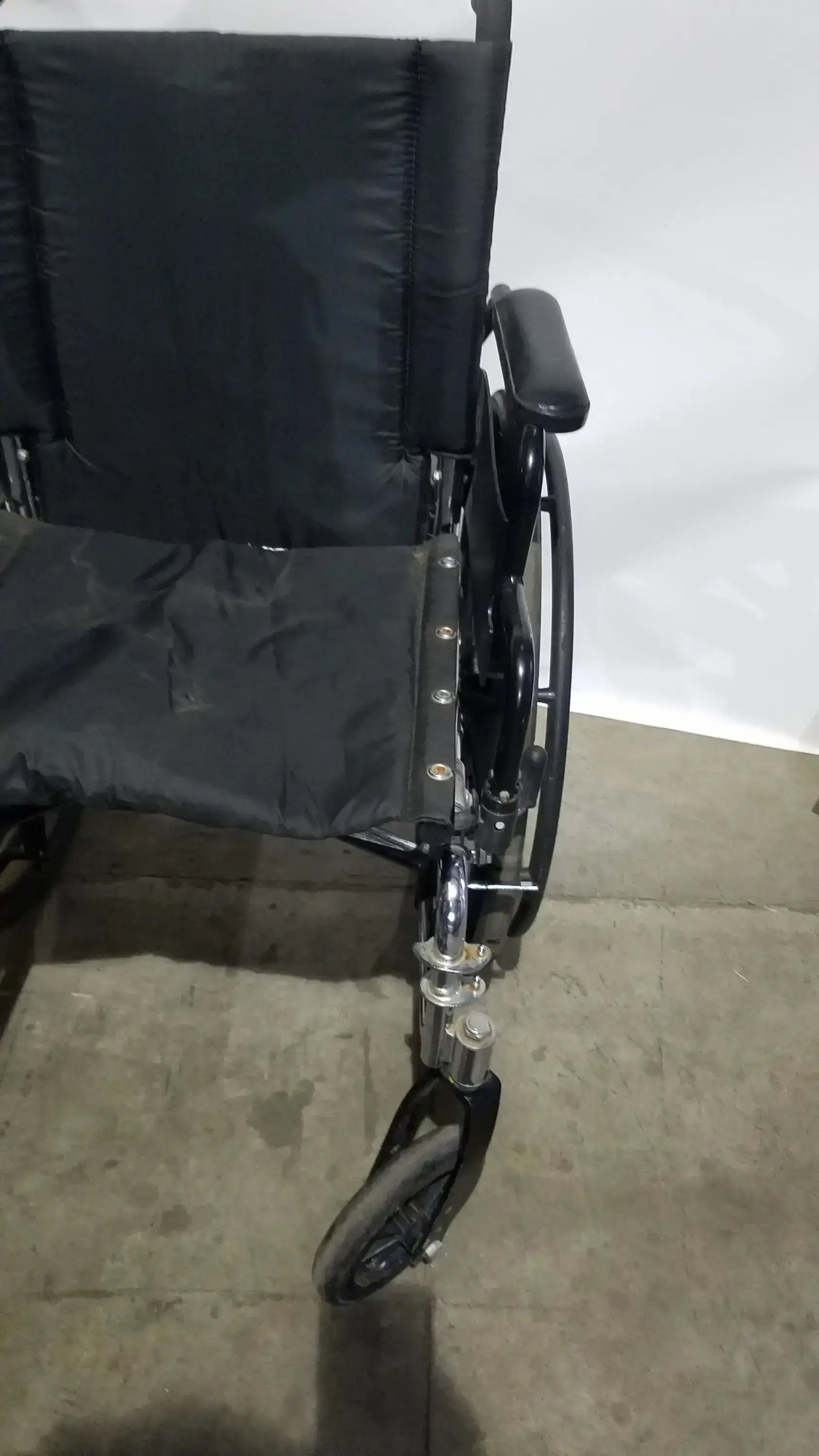 Reuse Medical Equipment Invacare 9000 XT Manual Wheelchair Folding Heavy Duty Mobility Medical Chair Wheelchairs, second-hand product photo 14