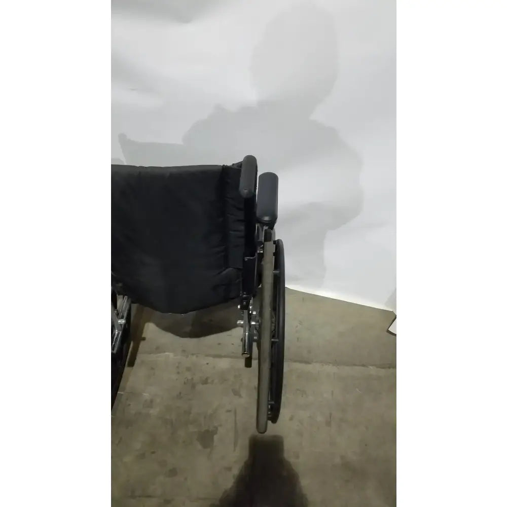 Reuse Medical Equipment Invacare 9000 XT Manual Wheelchair Folding Heavy Duty Mobility Medical Chair Wheelchairs, second-hand product photo 2