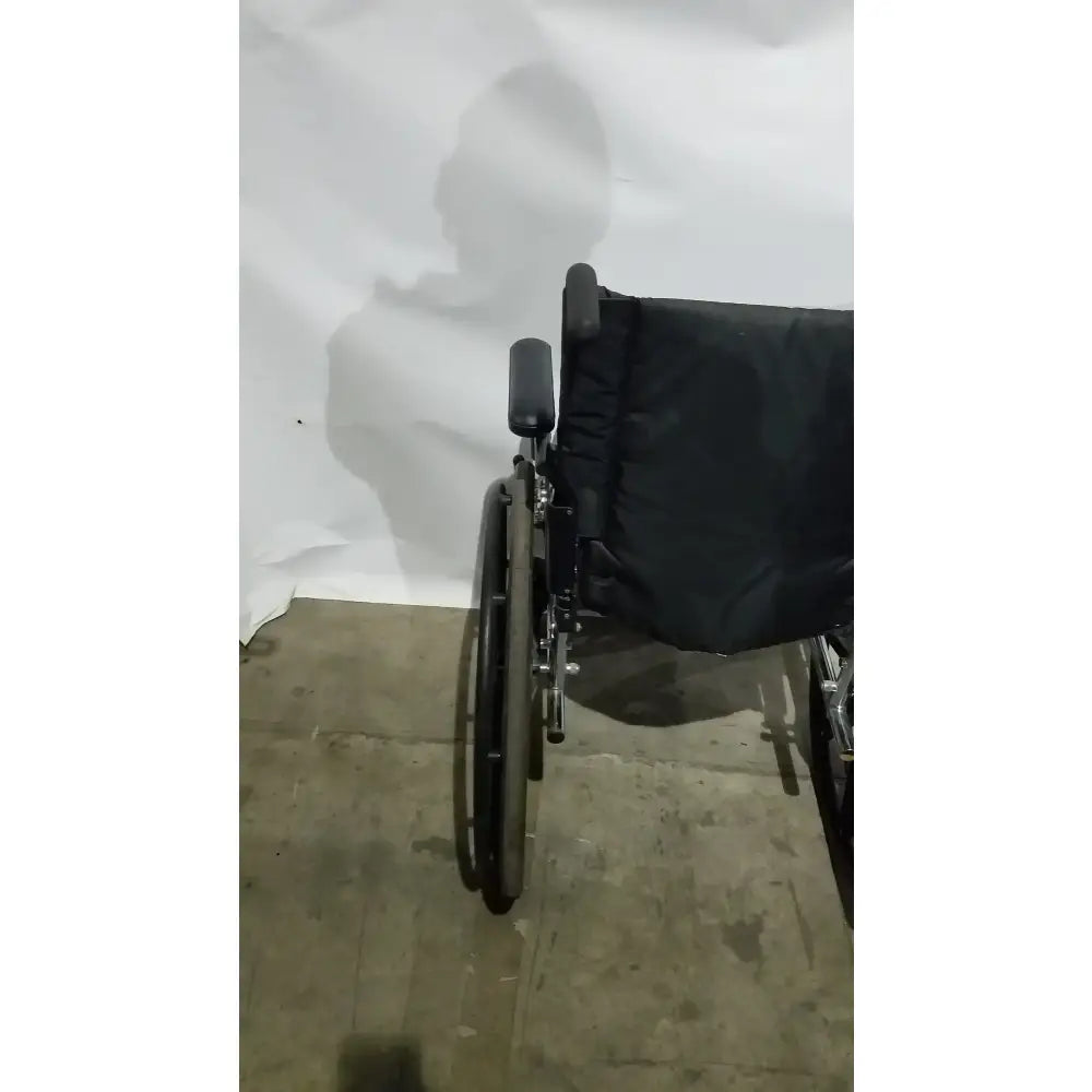 Reuse Medical Equipment Invacare 9000 XT Manual Wheelchair Folding Heavy Duty Mobility Medical Chair Wheelchairs, second-hand product photo 4