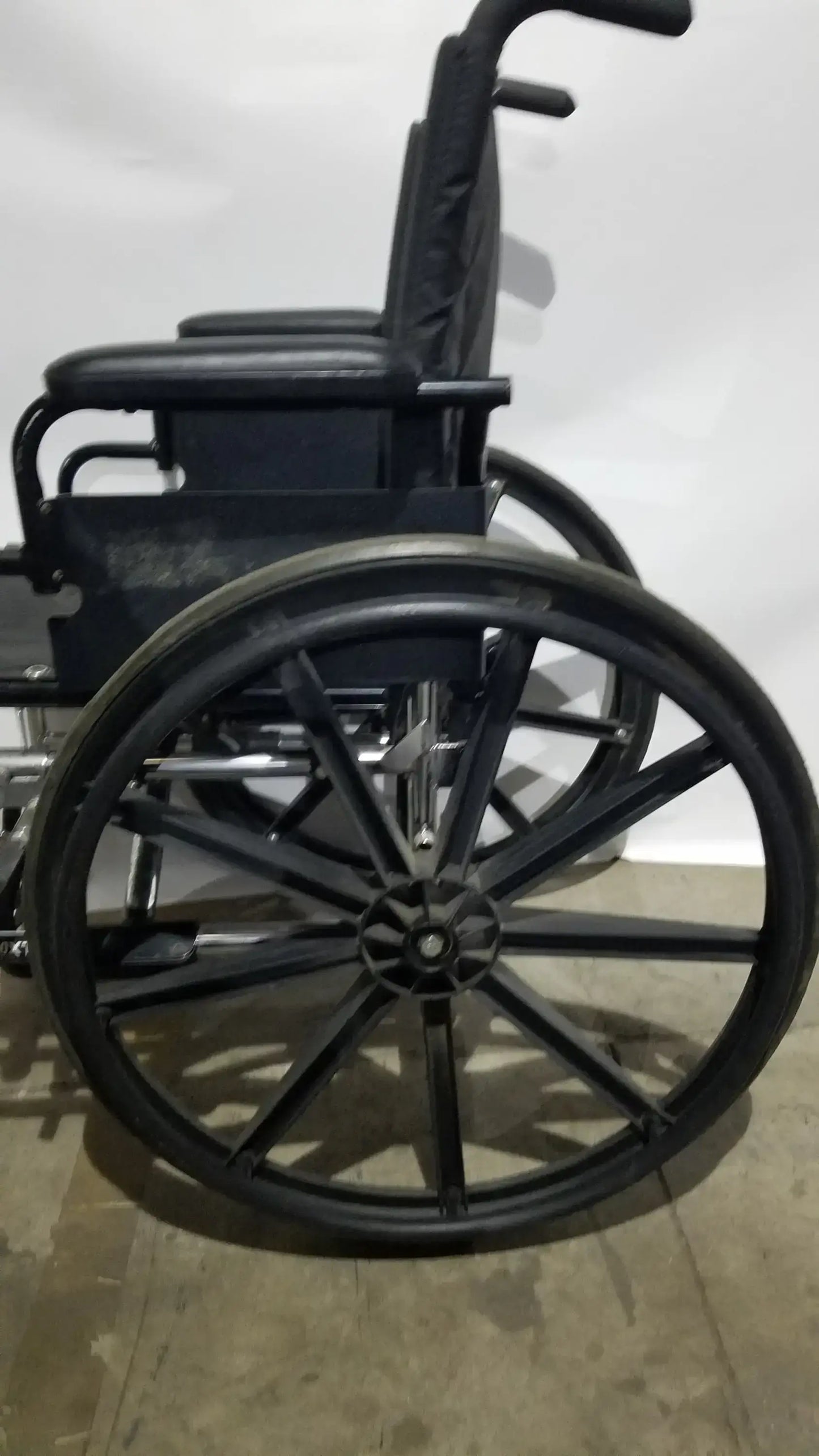 Reuse Medical Equipment Invacare 9000 XT Manual Wheelchair Folding Heavy Duty Mobility Medical Chair Wheelchairs, second-hand product photo 8