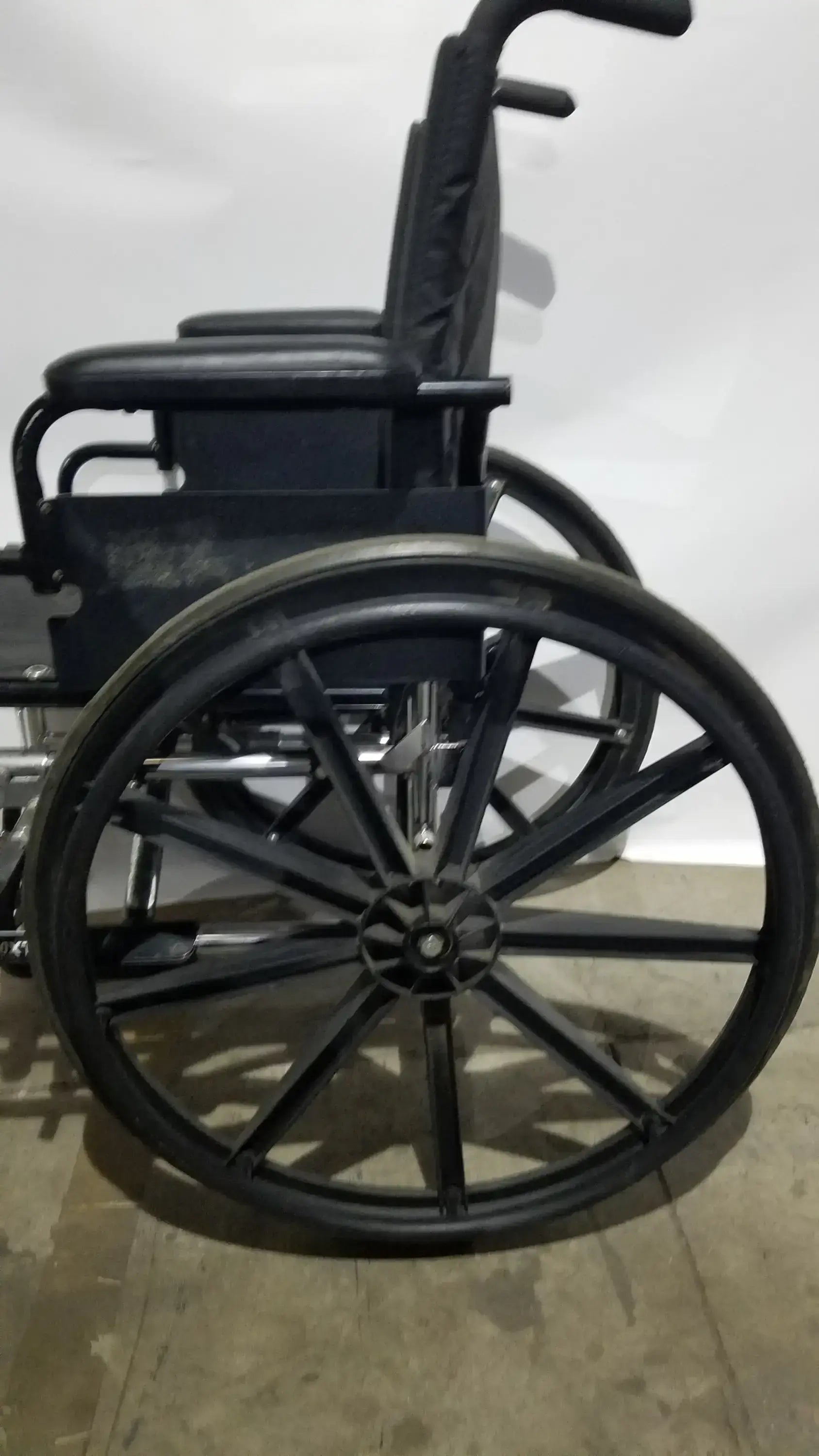 Reuse Medical Equipment Invacare 9000 XT Manual Wheelchair Folding Heavy Duty Mobility Medical Chair Wheelchairs, second-hand product photo 8