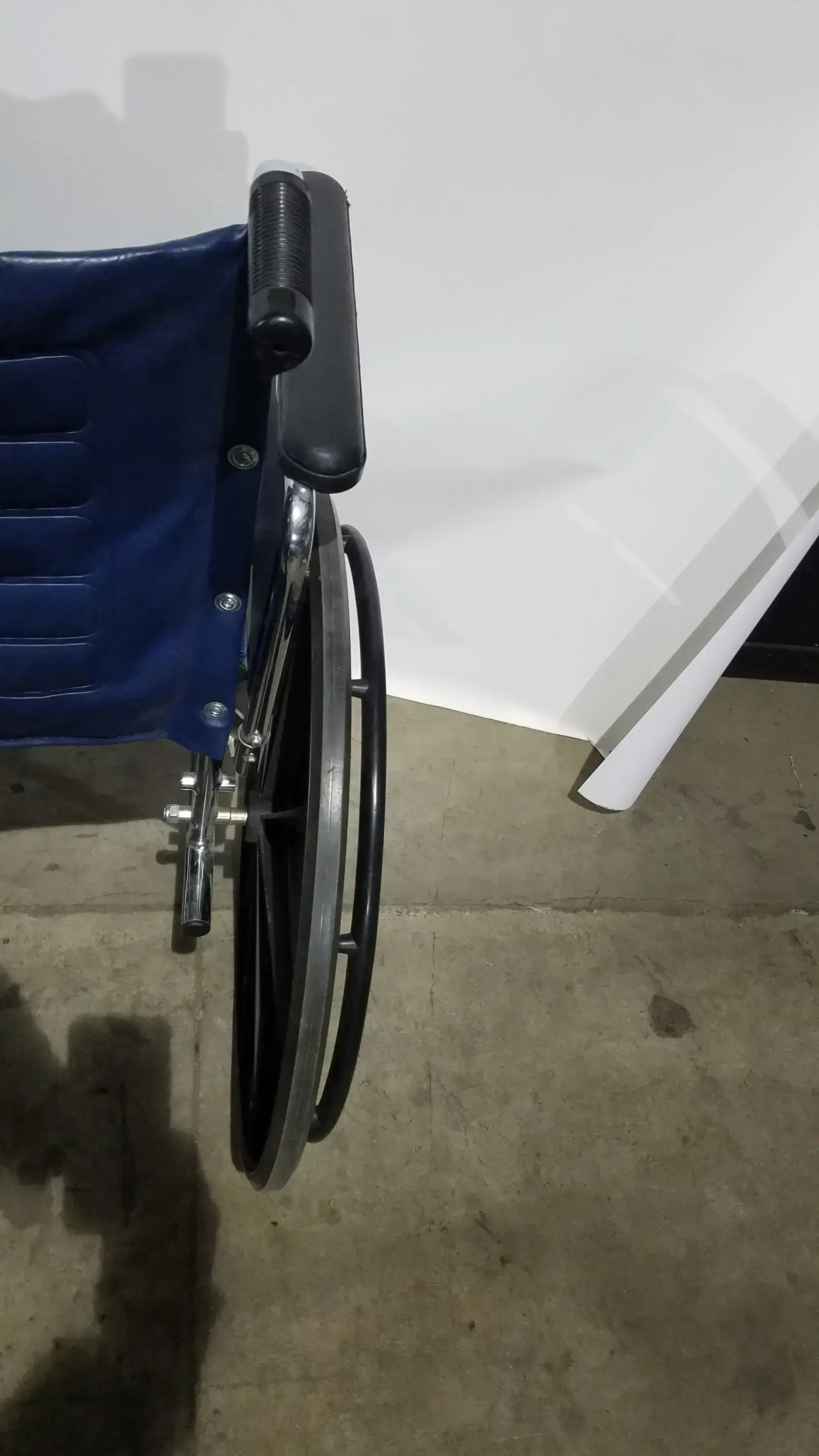 Reuse Medical Equipment Invacare Tracer EX2 Folding Manual Wheelchair Wheelchairs, second-hand product photo 2