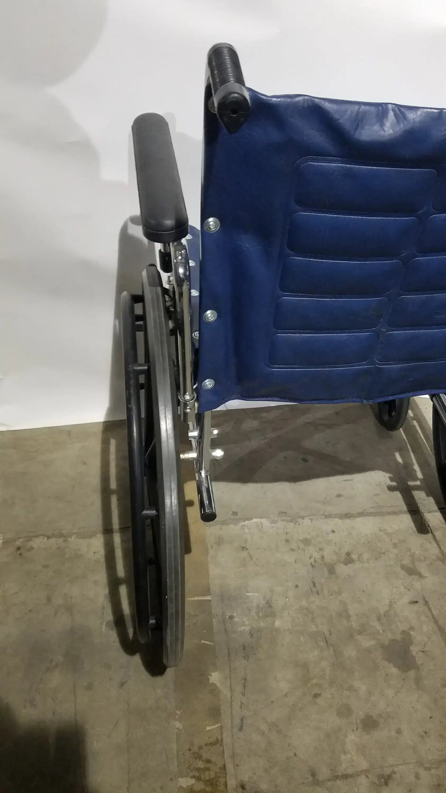 Reuse Medical Equipment Invacare Tracer EX2 Folding Manual Wheelchair Wheelchairs, second-hand product photo 5