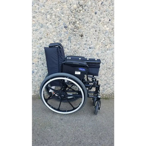 كرسي متحرك Tracer SX5 من Invacare بإطار أسود من الفولاذ مع مساند ذراعين مكتبية