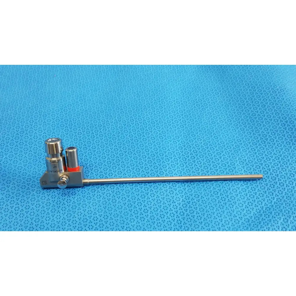 Silver surgical telescope with long slender metallic shaft and two cylindrical heads karl storz hopkins 30º autoclavable