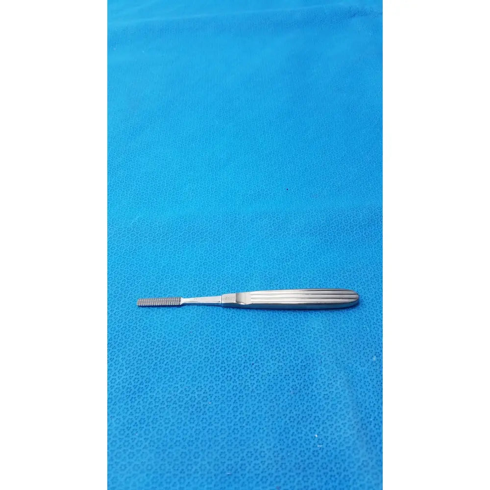 Silver karl storz stainless steel n4525 surgical instrument with textured ridged handle and fine comb-like tip