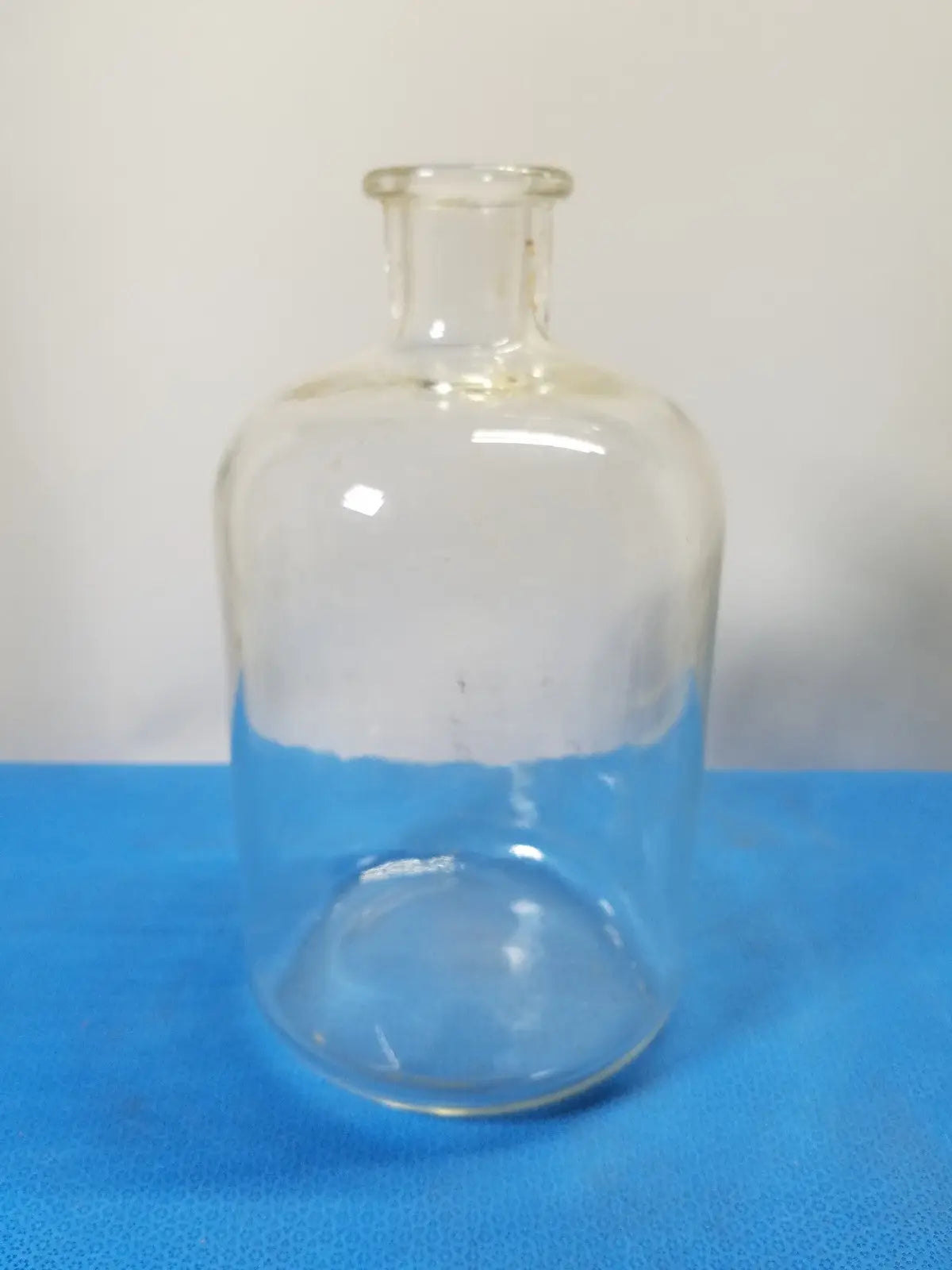 Unbranded Large Clear Glass Apothecary Bottle – Vintage Medical / Chemical Glassware Apothecary Bottle, second-hand product photo 1