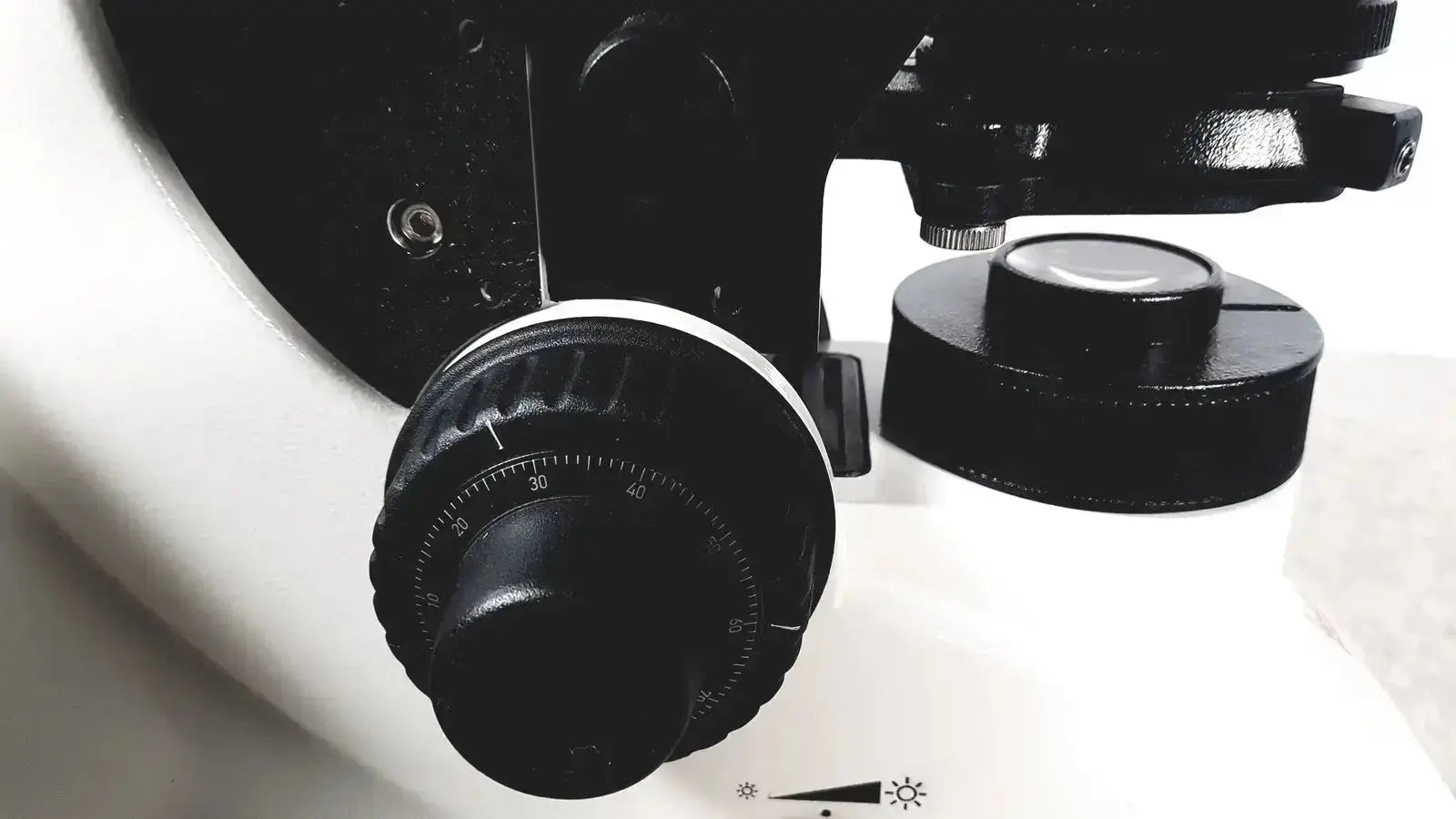 Leica Microscope Model DM1000 with Heads Microscope, second-hand product photo 9