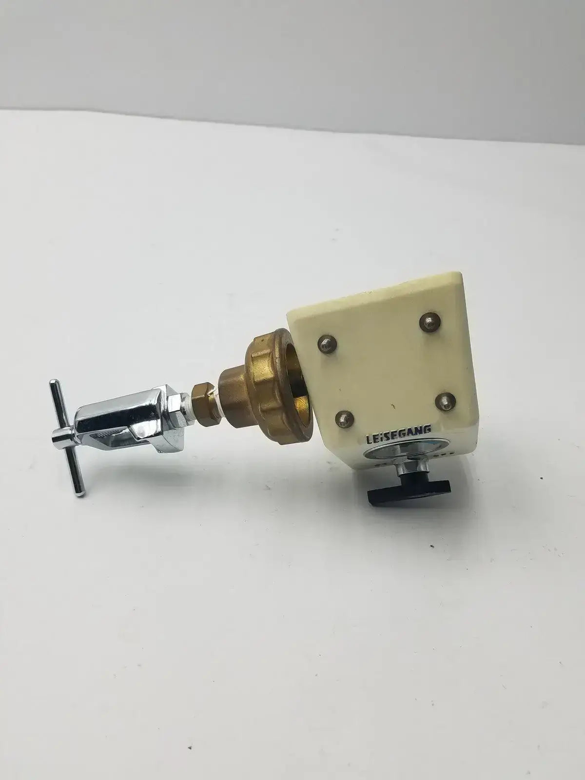 Leisegang Medical 8702 Gas Pressure Regulator with Gauge & On/Off Valve Medical Gas Pressure Regulator, second-hand product photo 2