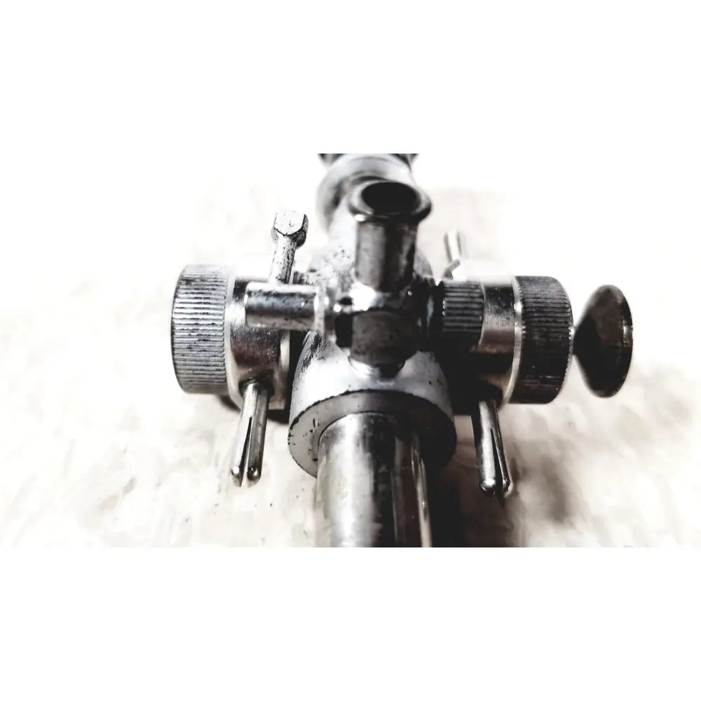 Metallic linvatec conmed 118100 laparoscopic valve with textured knobs and central pipe for reuse medical applications