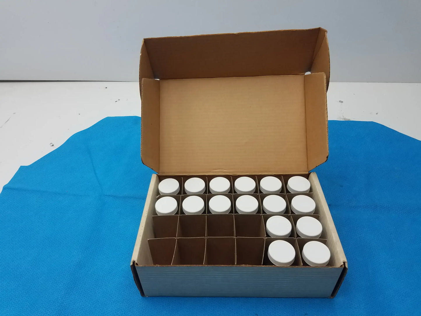 Reuse Medical Equipment Lot of 16 Scintillation Vials Glass Jar Scintillation Vial / Glass Jar, second-hand product photo 2