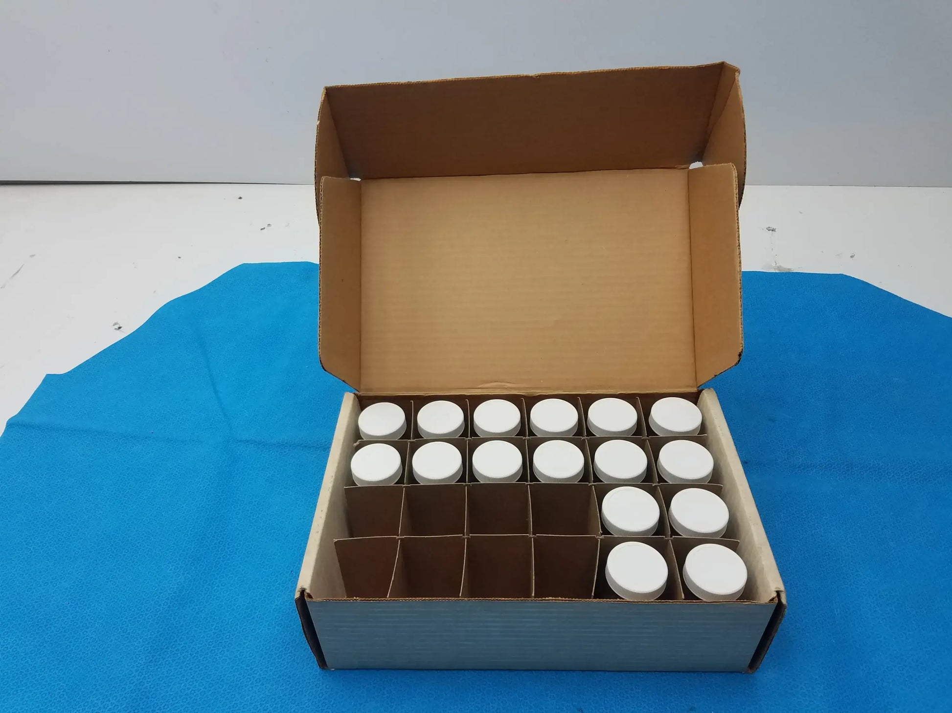 Reuse Medical Equipment Lot of 16 Scintillation Vials Glass Jar Scintillation Vial / Glass Jar, second-hand product photo 2