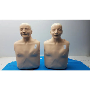 مجموعة من دُميتين تدريبيتين لإنعاش القلب والرئة (CPR) بالحجم الطبيعي للبالغين من Laerdal Little Anne EMS
