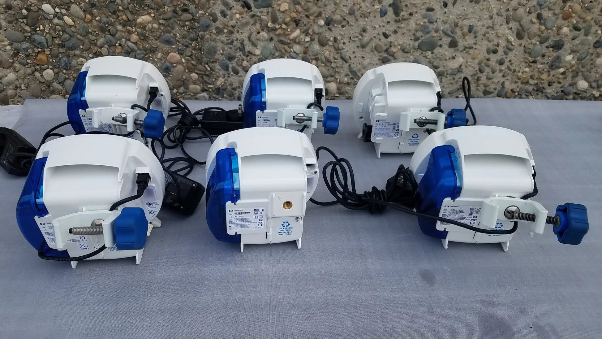 Lot of 6 white and blue covidien enteral feeding pumps with pole clamps and power supplies compatible with kangaroo epump