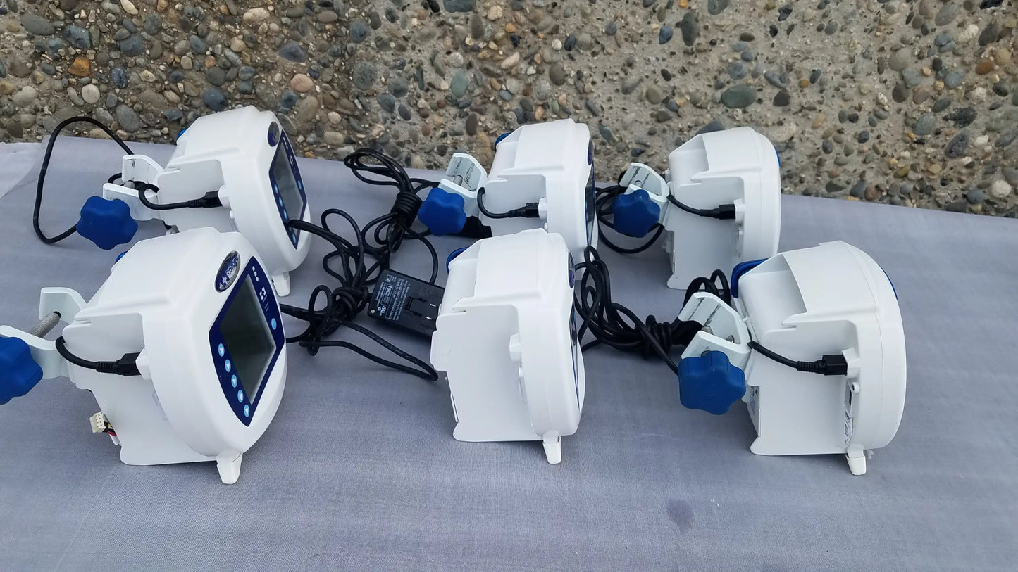 Lot of 6 white covidien enteral feeding pumps with blue control knobs compatible kangaroo epump and pole clamps