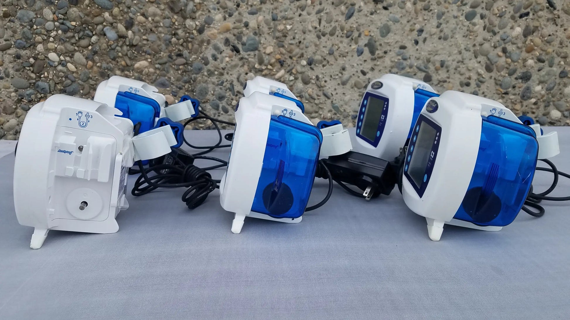 Lot of 6 white and blue covidien kangaroo epump enteral feeding pumps with digital displays pole clamps and power supplies