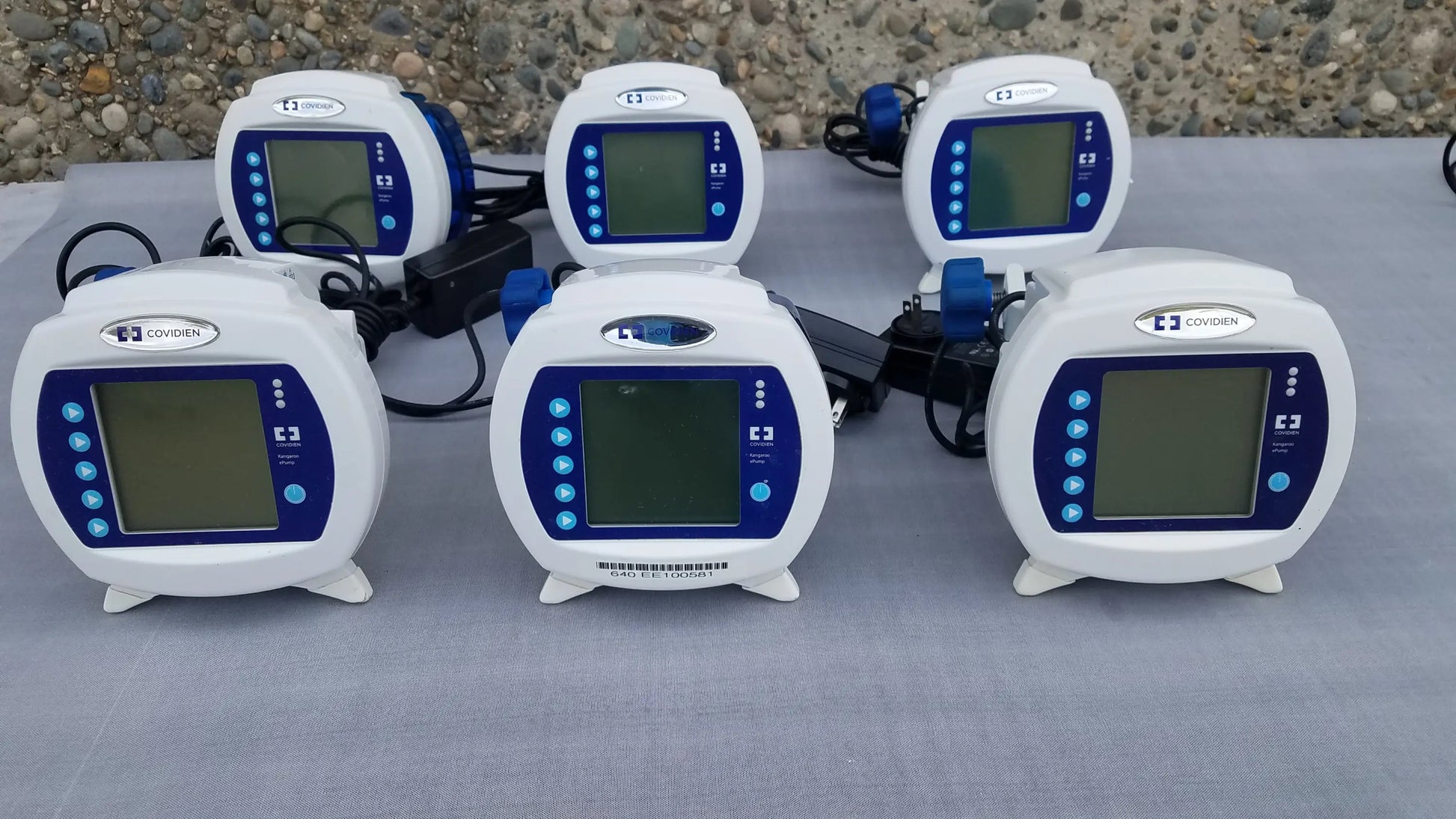 Lot of 6 white and blue covidien kangaroo epump enteral feeding pumps with pole clamps and power supplies