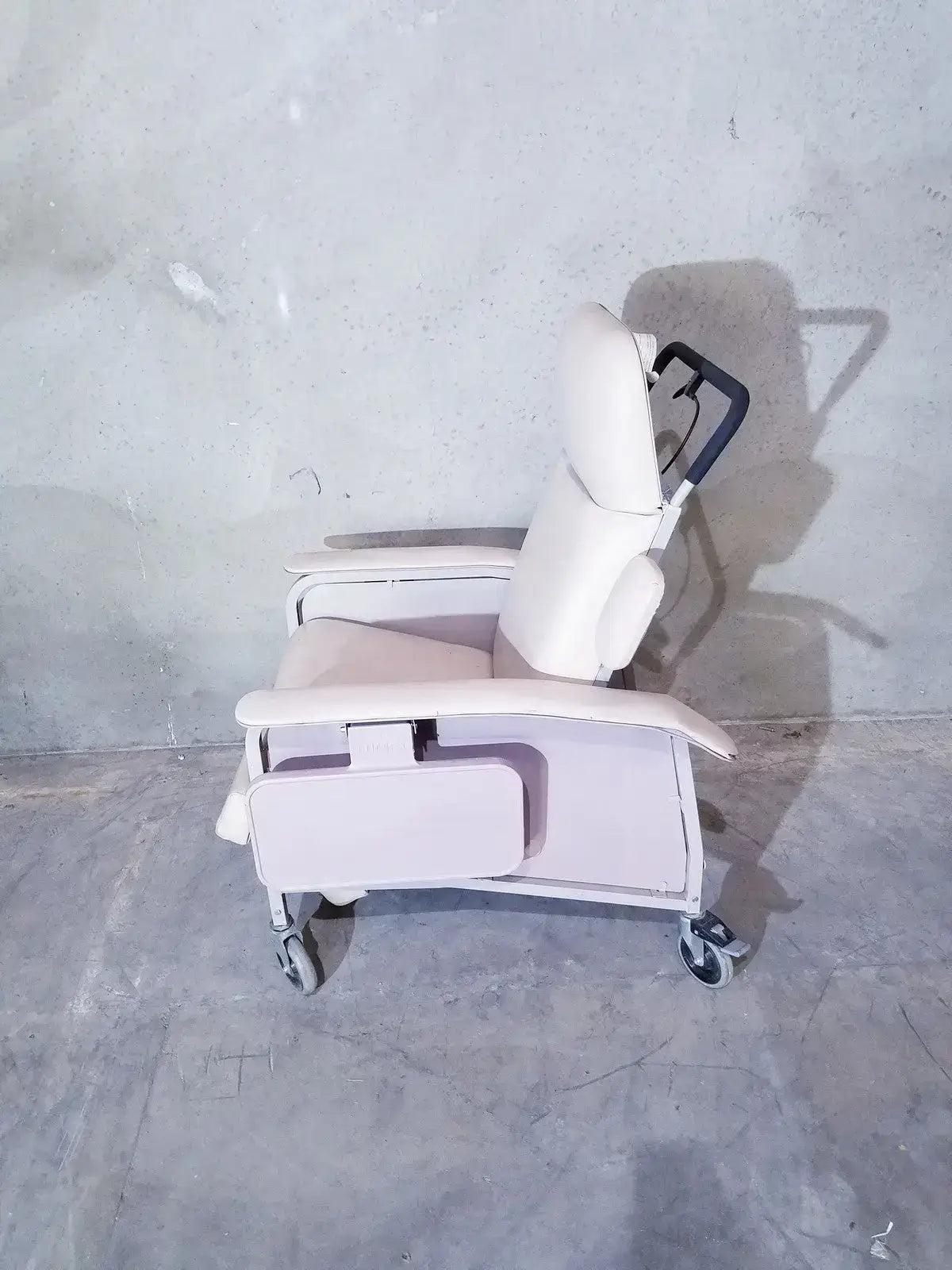 Drive medical LUMEX Clinical Care Chair Recliner, 3 Position Charcoal Clinical Care Recliner, second-hand product photo 6