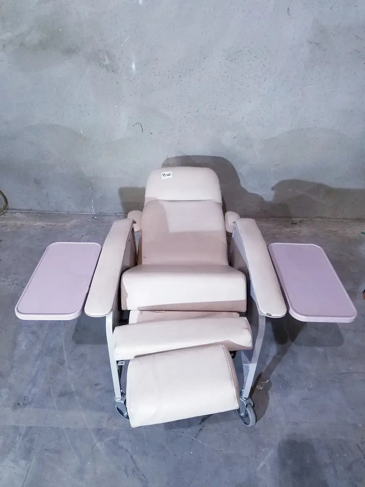 Drive medical LUMEX Clinical Care Chair Recliner, 3 Position Charcoal Clinical Care Recliner, second-hand product photo 2