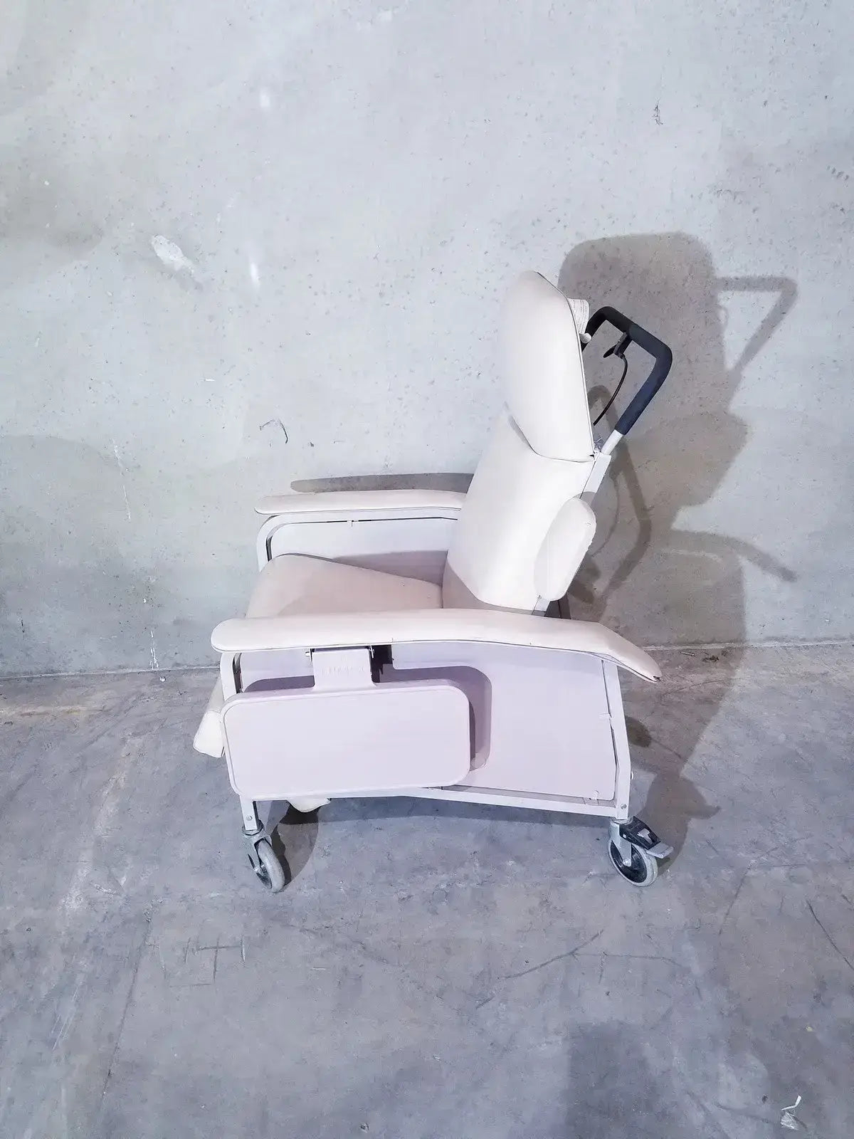 Drive medical LUMEX Clinical Care Chair Recliner, 3 Position Charcoal Clinical Care Recliner, second-hand product photo 6