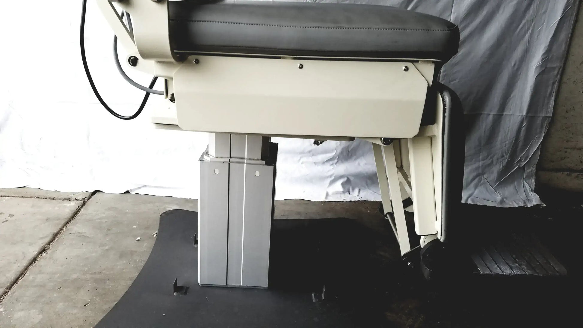 Reuse Medical Equipment Magnetic TLT10-AX31A-016 Power Exam Chair 2x24-28VDC 2x5.5A Swiss Made Powered Examination Chairs, as-is (for parts) product photo 23