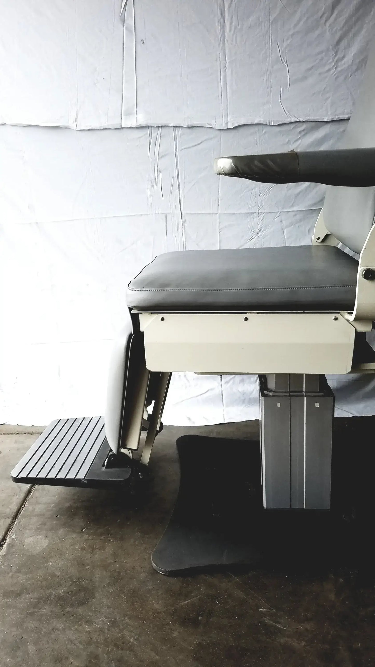 Reuse Medical Equipment Magnetic TLT10-AX31A-016 Power Exam Chair 2x24-28VDC 2x5.5A Swiss Made Powered Examination Chairs, as-is (for parts) product photo 3