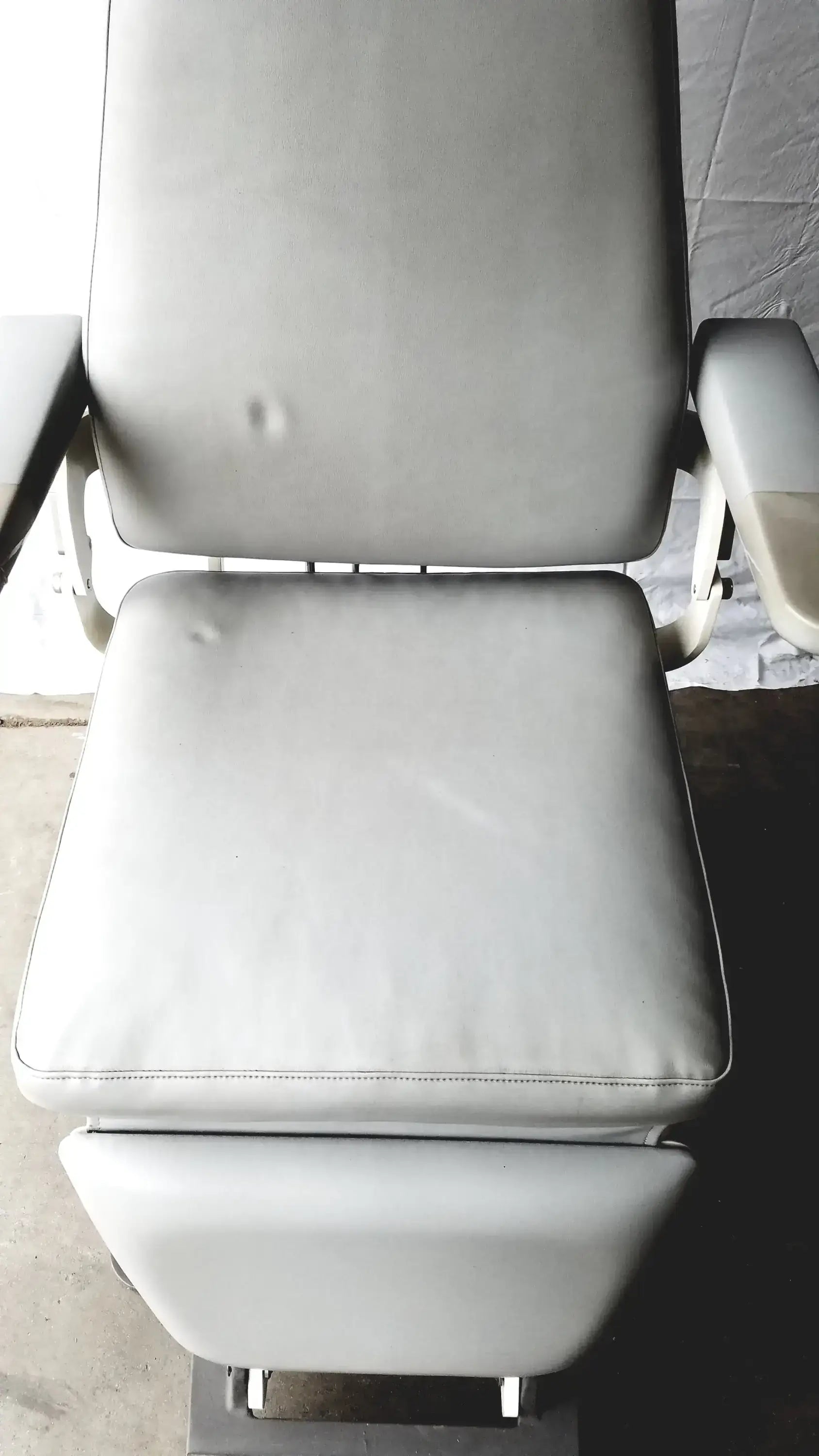Reuse Medical Equipment Magnetic TLT10-AX31A-016 Power Exam Chair 2x24-28VDC 2x5.5A Swiss Made Powered Examination Chairs, as-is (for parts) product photo 30