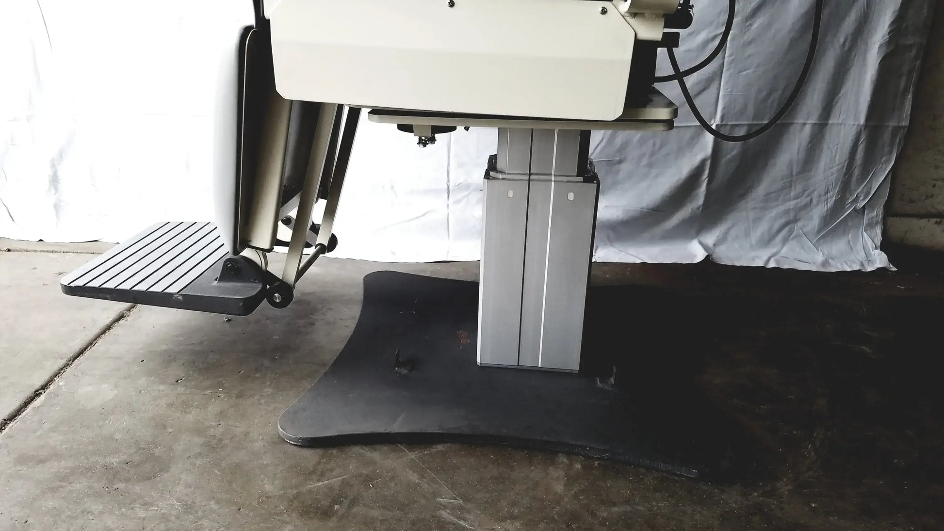 Reuse Medical Equipment Magnetic TLT10-AX31A-016 Power Exam Chair 2x24-28VDC 2x5.5A Swiss Made Powered Examination Chairs, as-is (for parts) product photo 4