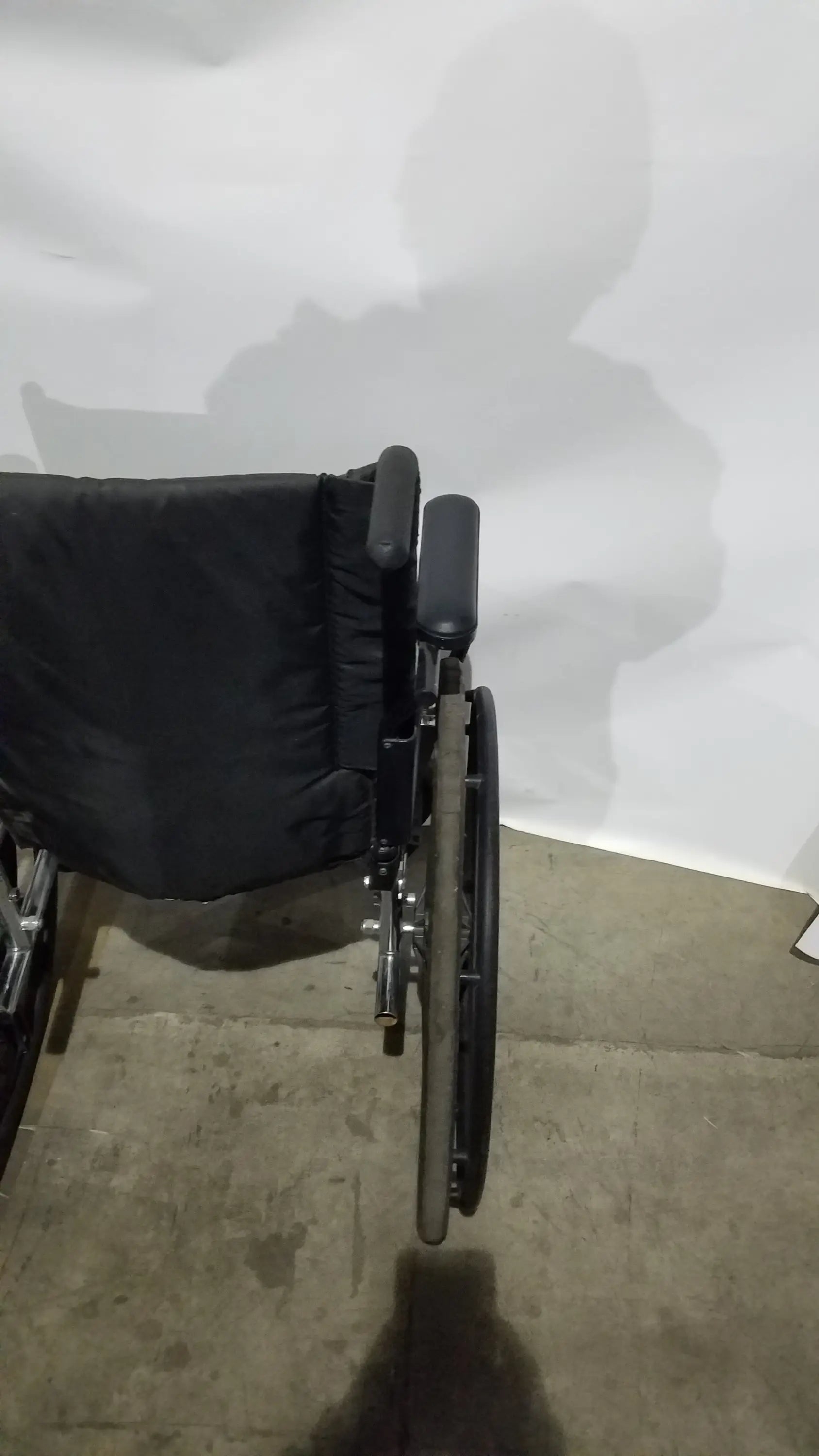 Reuse Medical Equipment Manual Wheelchair - Durable Black Seat Mobility Assist Manual Wheelchair, second-hand product photo 3