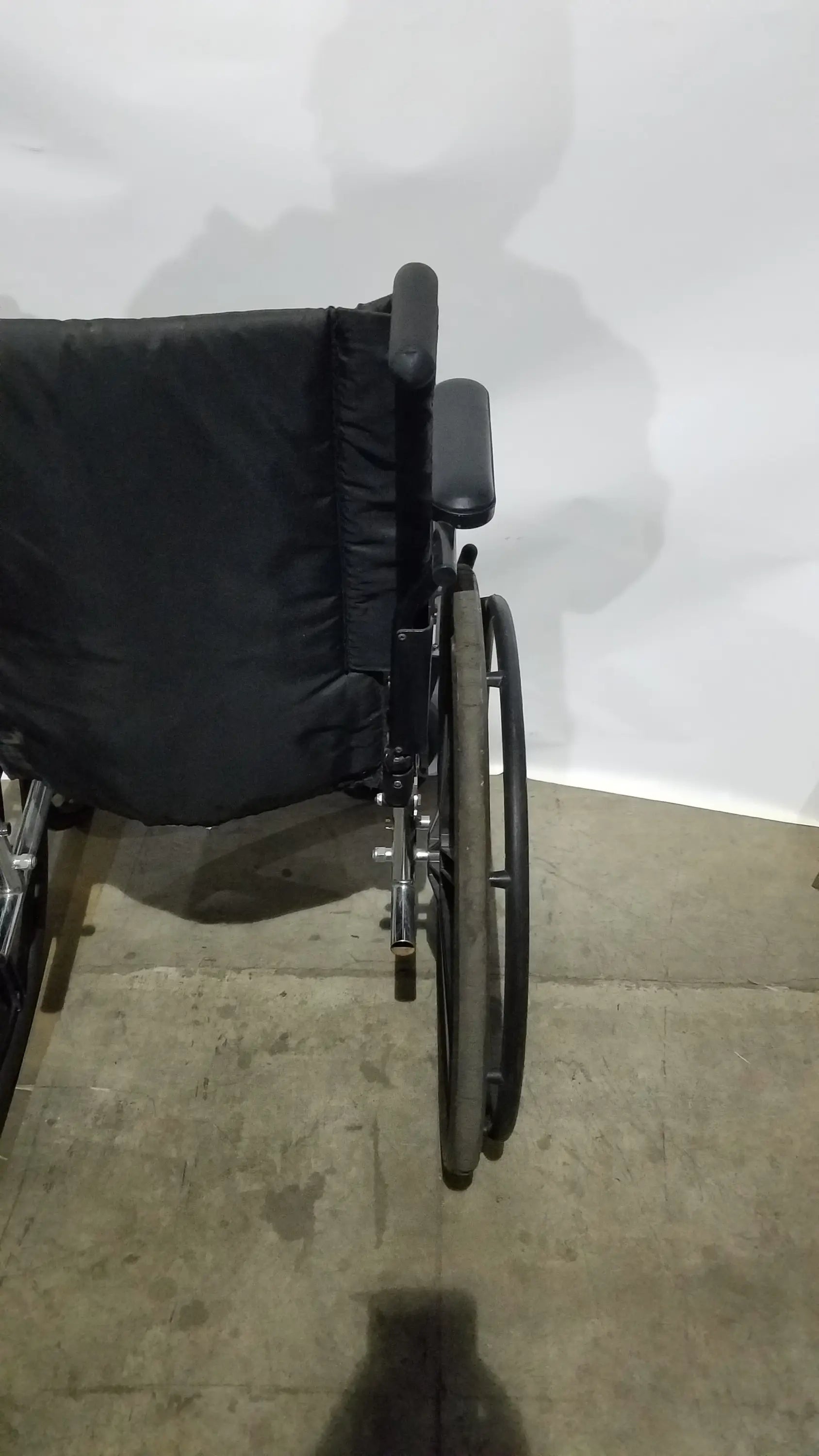 Reuse Medical Equipment Manual Wheelchair - Durable Black Seat Mobility Assist Manual Wheelchair, second-hand product photo 5