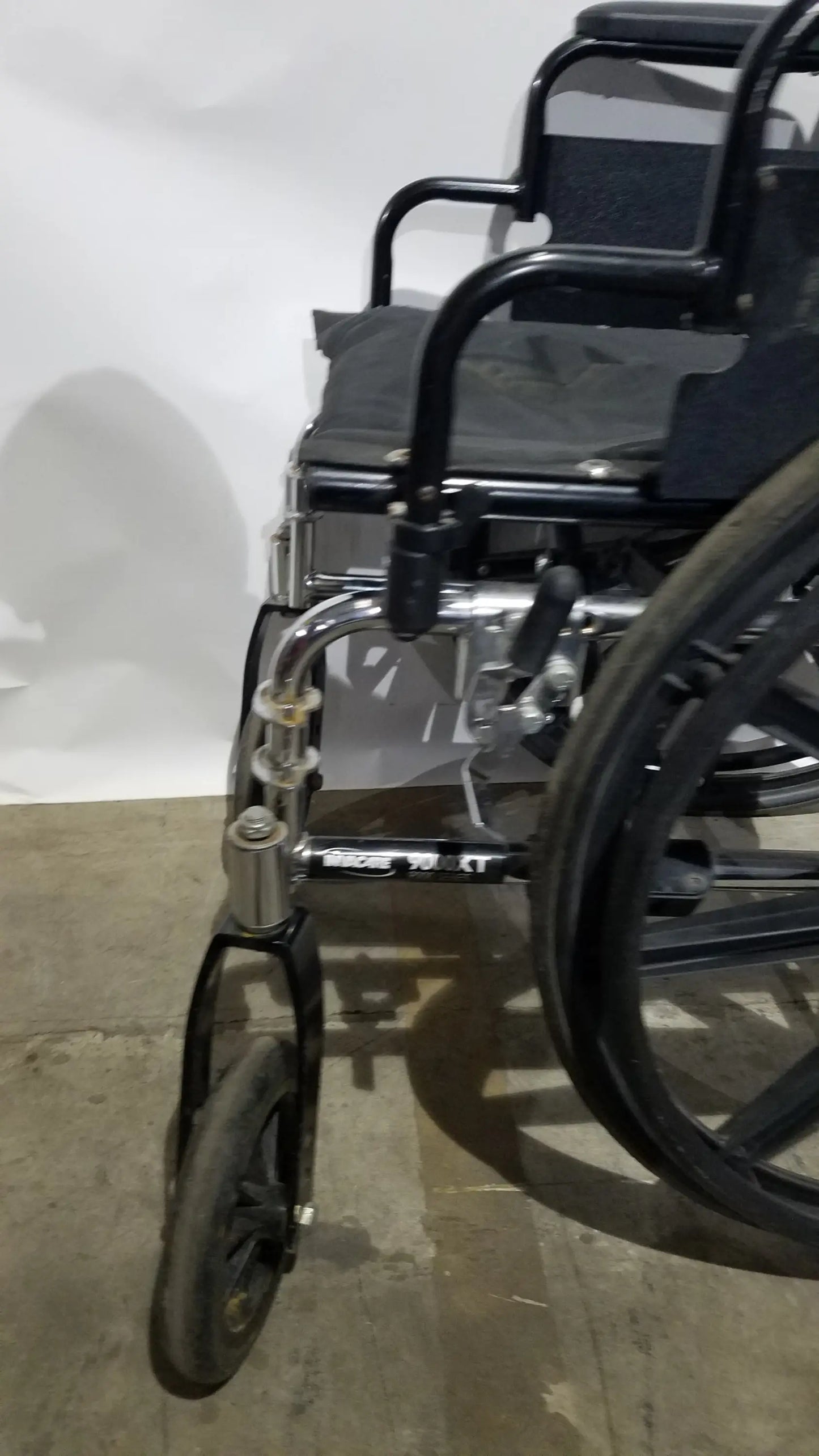 Reuse Medical Equipment Manual Wheelchair - Durable Black Seat Mobility Assist Manual Wheelchair, second-hand product photo 10