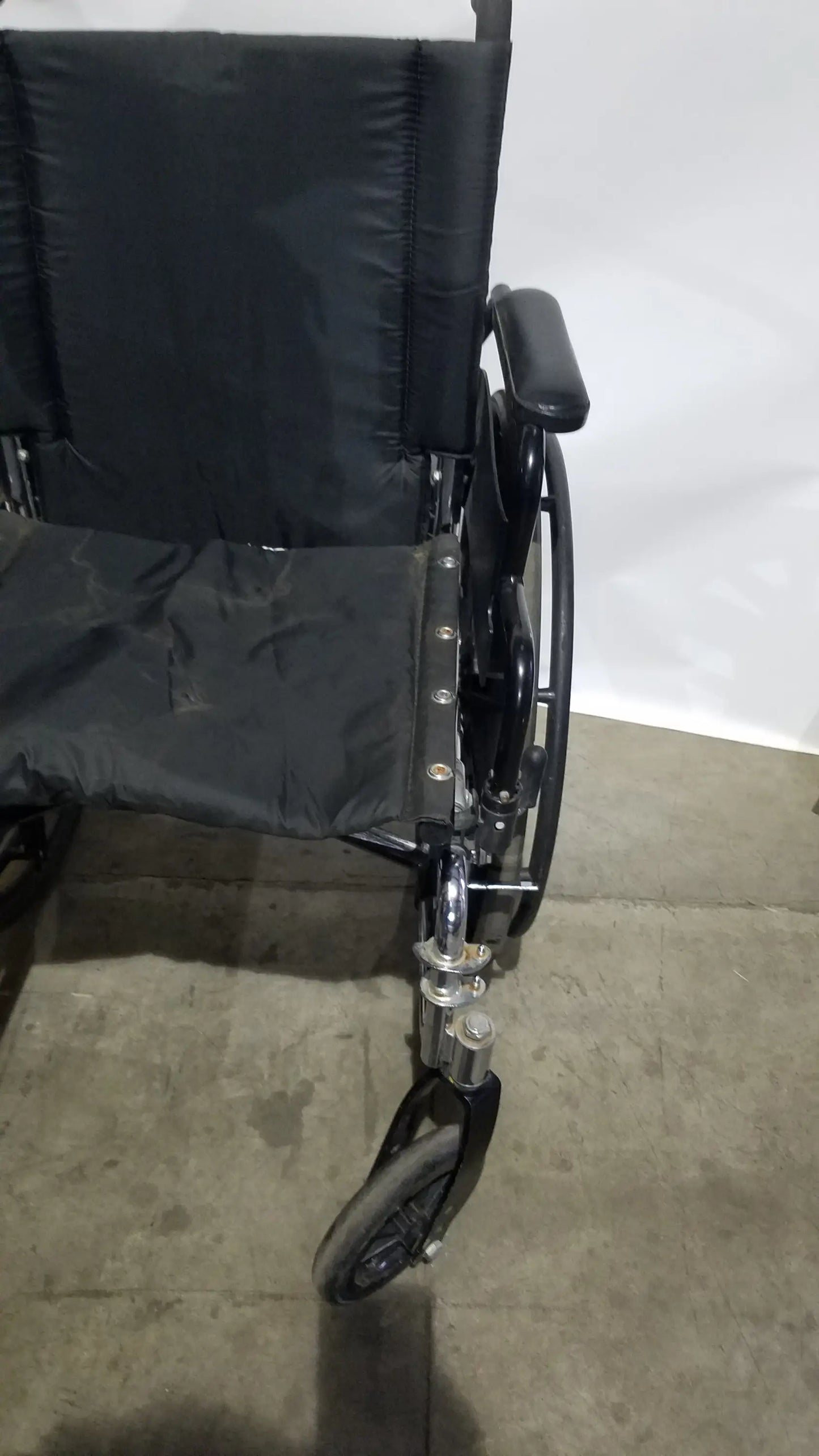 Reuse Medical Equipment Manual Wheelchair - Durable Black Seat Mobility Assist Manual Wheelchair, second-hand product photo 15