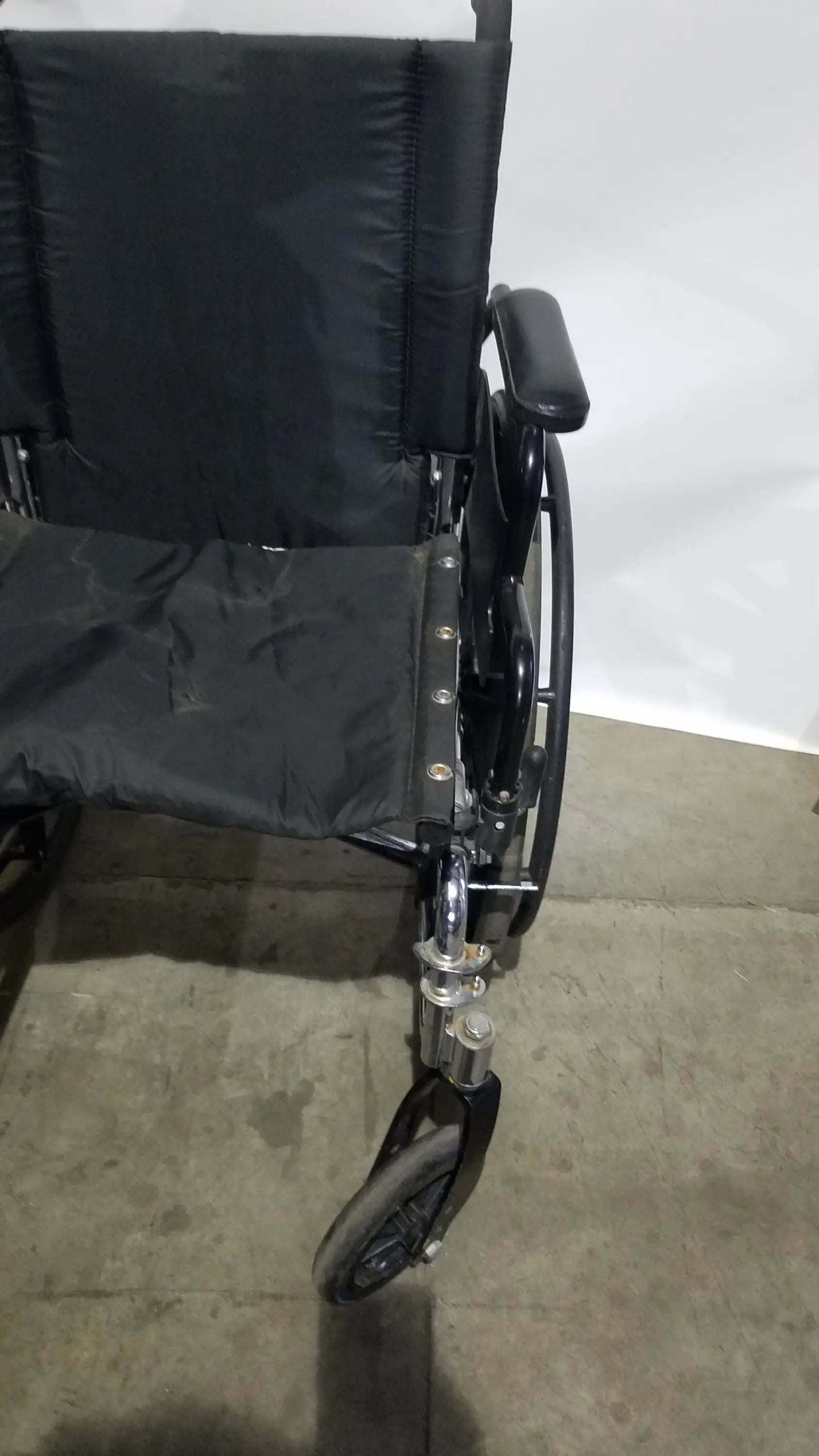 Reuse Medical Equipment Manual Wheelchair - Durable Black Seat Mobility Assist Manual Wheelchair, second-hand product photo 15