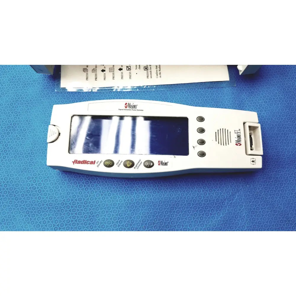 White medtronic radical 7 pulse oximeter spo2 pulse monitor with rectangular screen and control buttons for clinical use