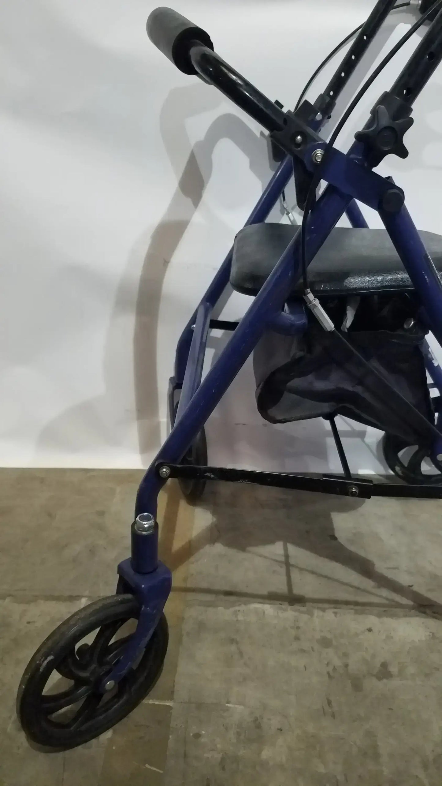 Reuse Medical Equipment McKesson Bariatric Rollator, Heavy Duty Aluminum Folding Walker Loop-Lock Hand Brakes, second-hand product photo 10