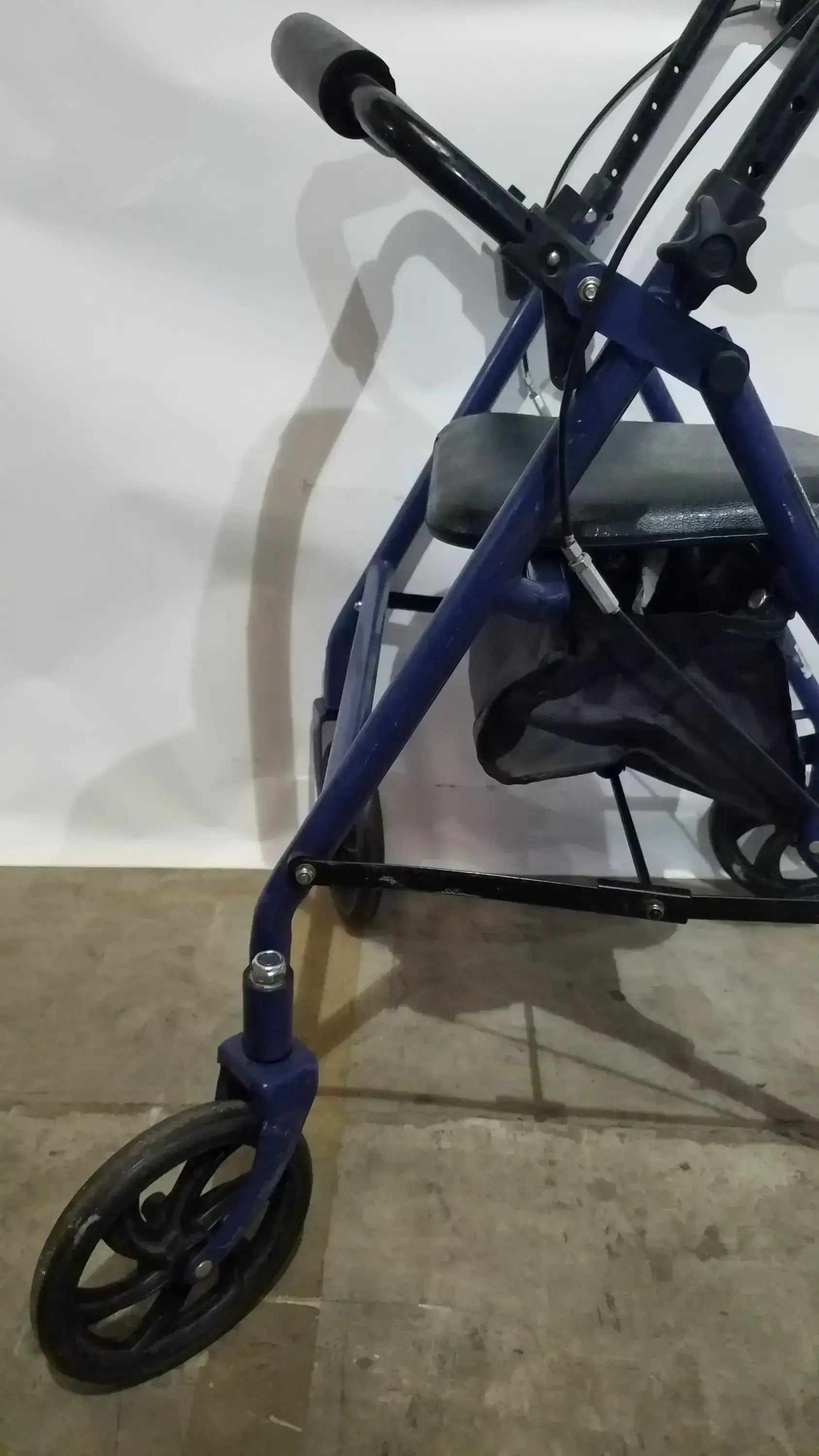 Reuse Medical Equipment McKesson Bariatric Rollator, Heavy Duty Aluminum Folding Walker Loop-Lock Hand Brakes, second-hand product photo 10