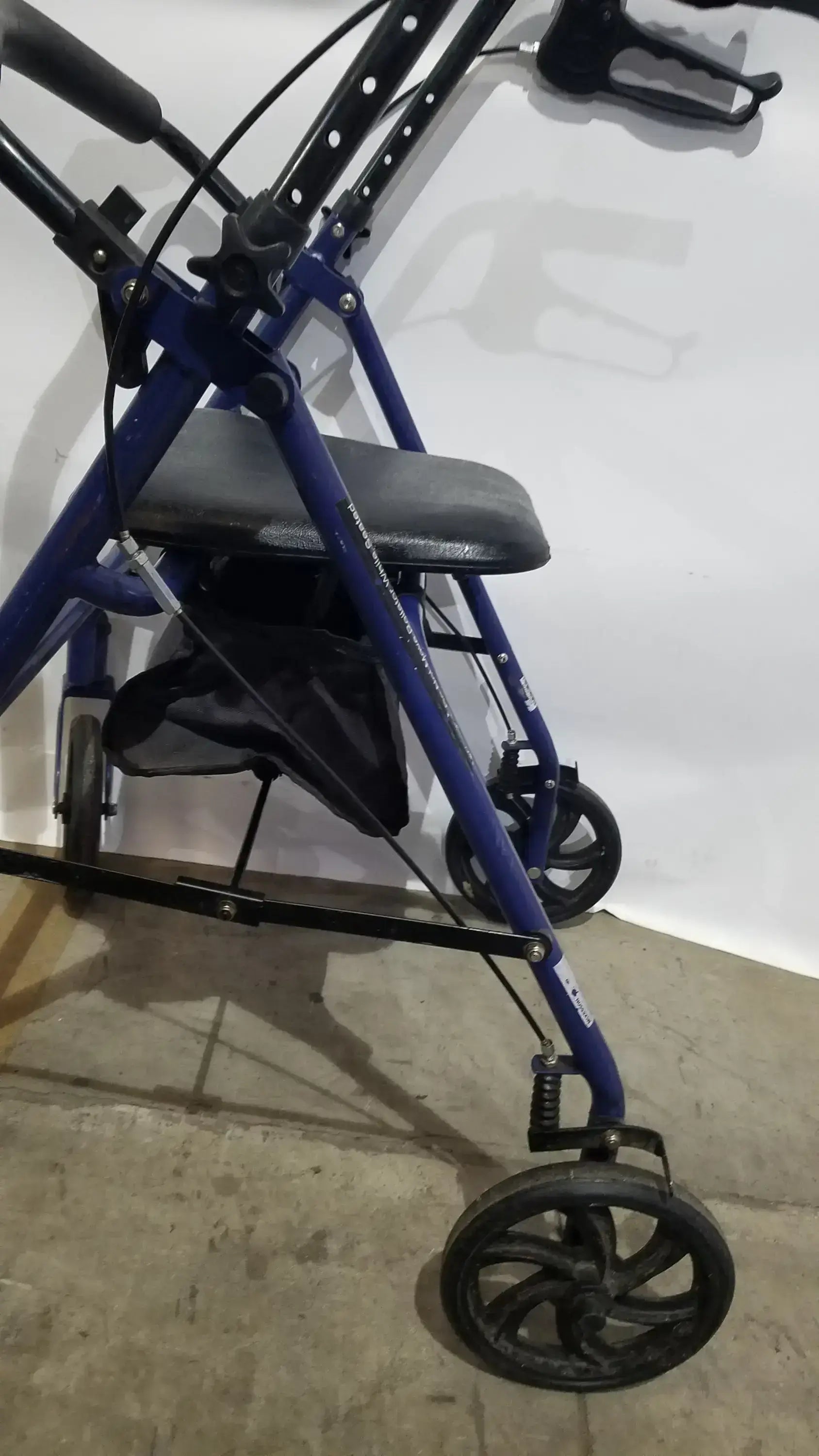 Reuse Medical Equipment McKesson Bariatric Rollator, Heavy Duty Aluminum Folding Walker Loop-Lock Hand Brakes, second-hand product photo 11