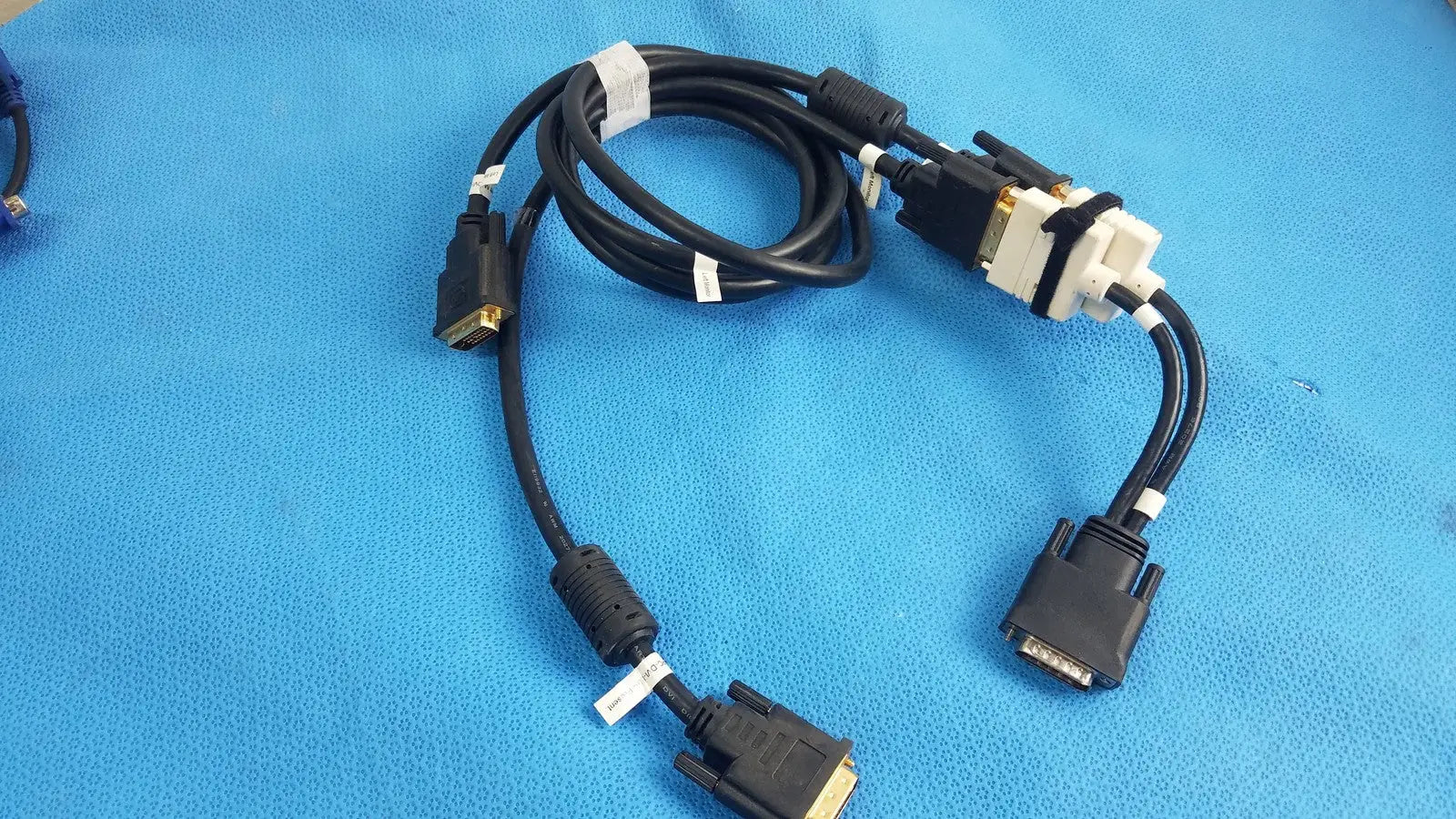 Reuse Medical Medical DVI Splitter Breakout Cable Dual Link Left Monitor Presentation Medical Cables & Cords, second-hand product photo 1