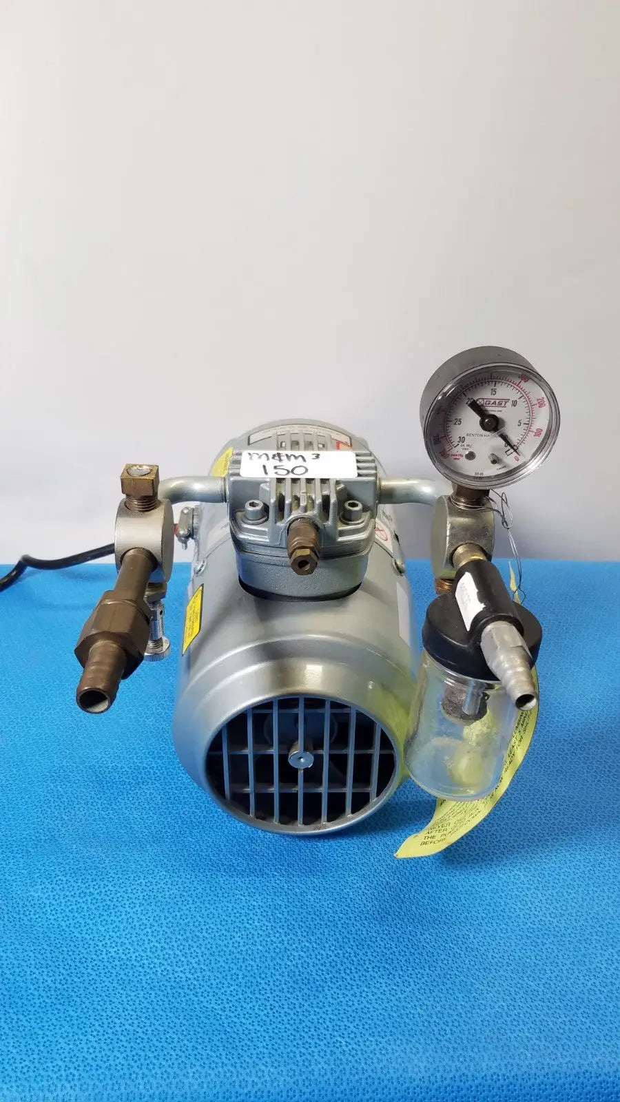 Reuse Medical Medical Vacuum Pump with Pressure Gauge and Moisture Trap Medical & Lab Pumps, second-hand product photo 1