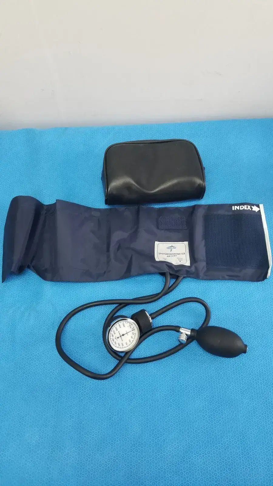 Medline Aneroid Sphygmomanometer Manual Blood Pressure Cuff Monitor Kit w/ Case Aneroid Sphygmomanometer, second-hand product photo 1