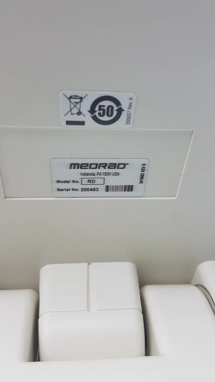 White medrad ra 1500i usa model x-ray imaging device with sleek rectangular design on medrad mark v provis injector control panel power console