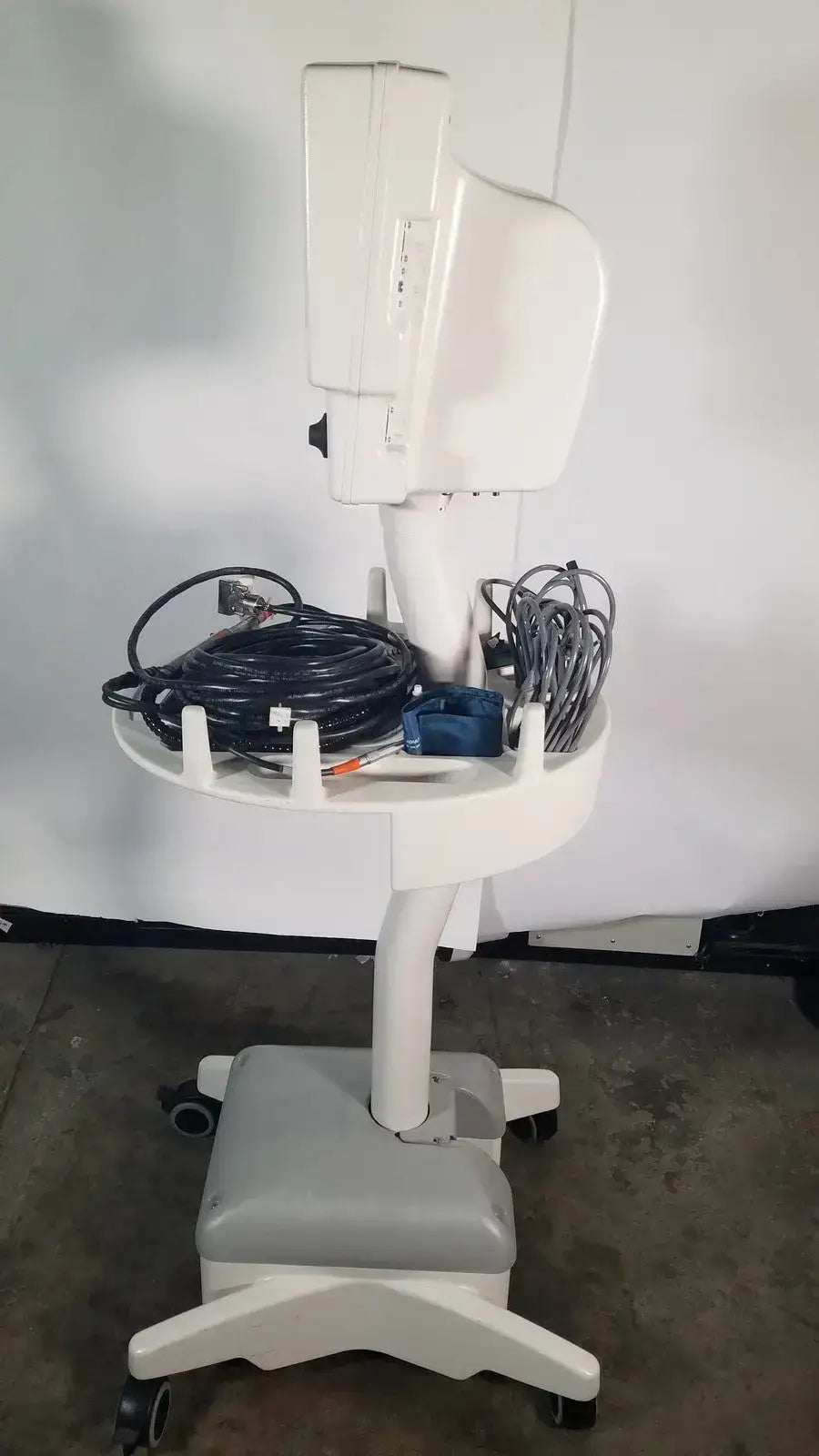 Medrad Veris MR Monitor System 8600 MR Monitor System, as-is (for parts) product photo 16