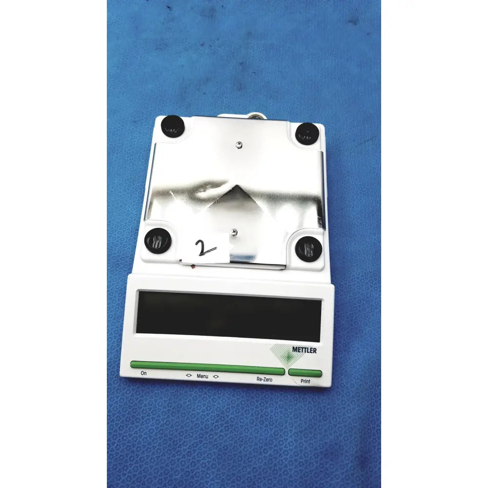 White mettler bb1200 digital scale with silver weighing platform and black circular feet for precise measurements