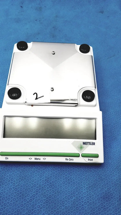 White mettler bb1200 digital scale with silver weighing platform and black rubber feet for precise measurements