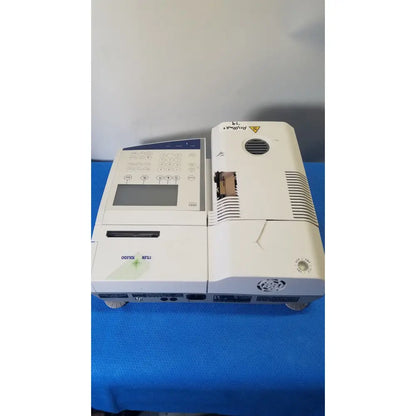 White mettler toledo hr83-p halogen moisture analyzer with blue control panel and black ventilation slits showing merk branding
