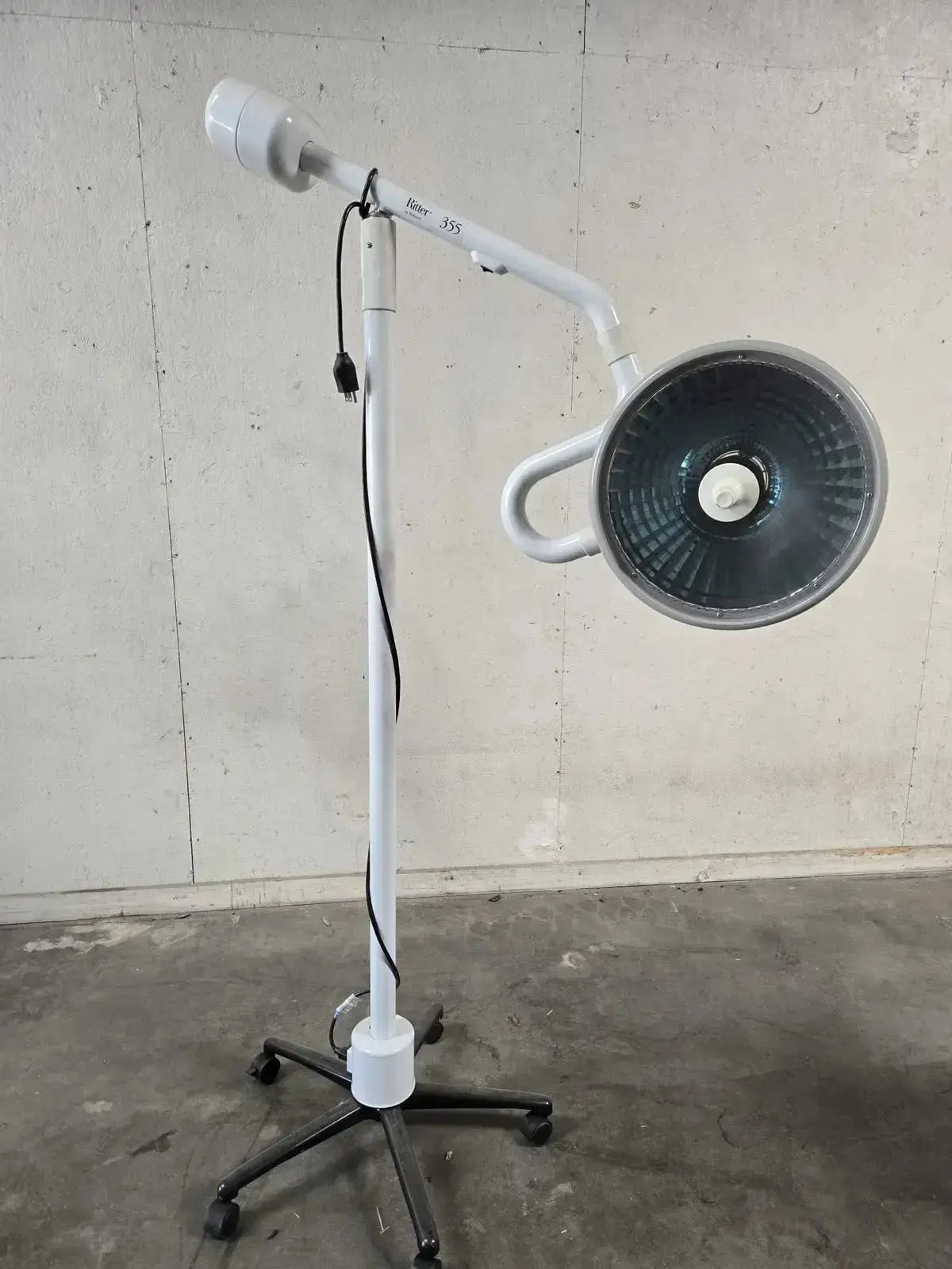 Midmark Ritter 355-022 Minor Surgery Procedure With Rolling Stand Procedure Light, second-hand product photo 1