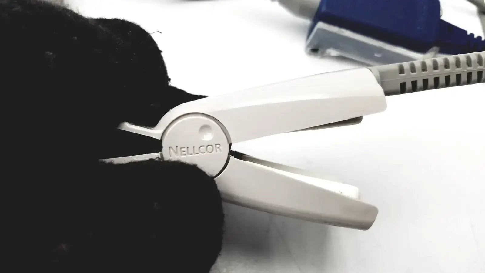 Nellcor DEC-4 / DEC-8 Sensor Extension Cable & OxiMax Spo2 Sensor Adult Pulse Oximetry Accessory, as-is (for parts) product photo 9