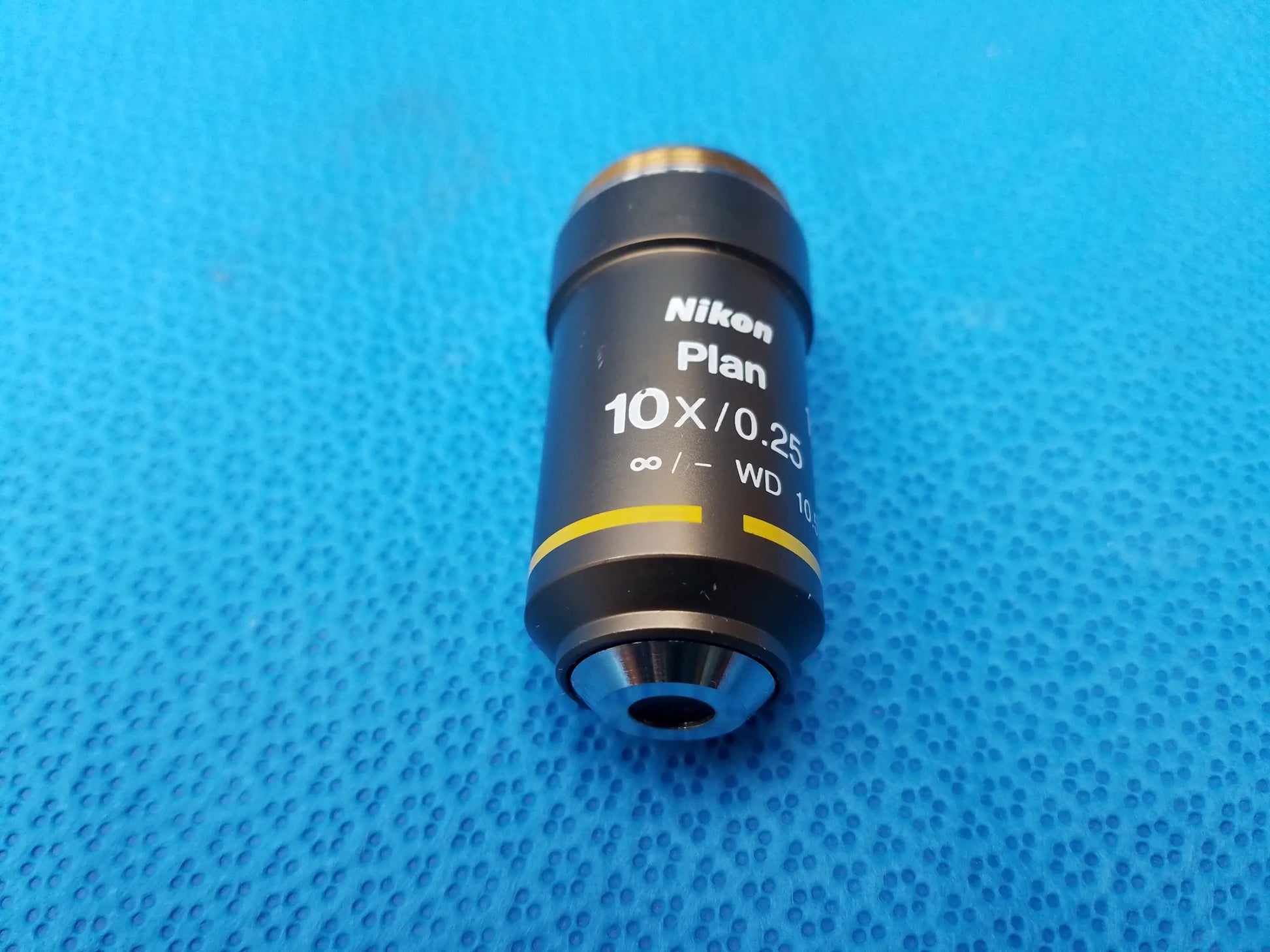 Black nikon plan 10x 0.25 microscope objective lens with yellow accent for compatible nikon microscope systems